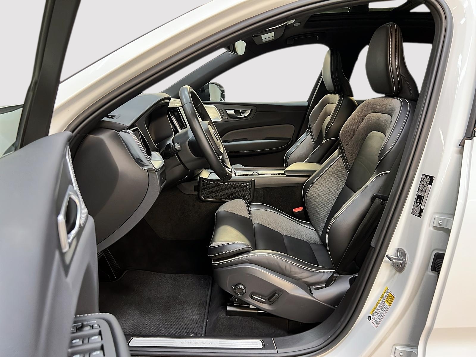 Volvo XC60 B6 ULTIMATE CUIR TOIT PANO NAV 4RM 2023 - image #7
