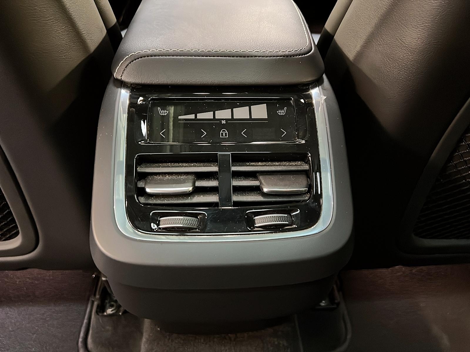 Volvo XC60 2023 - Image #11