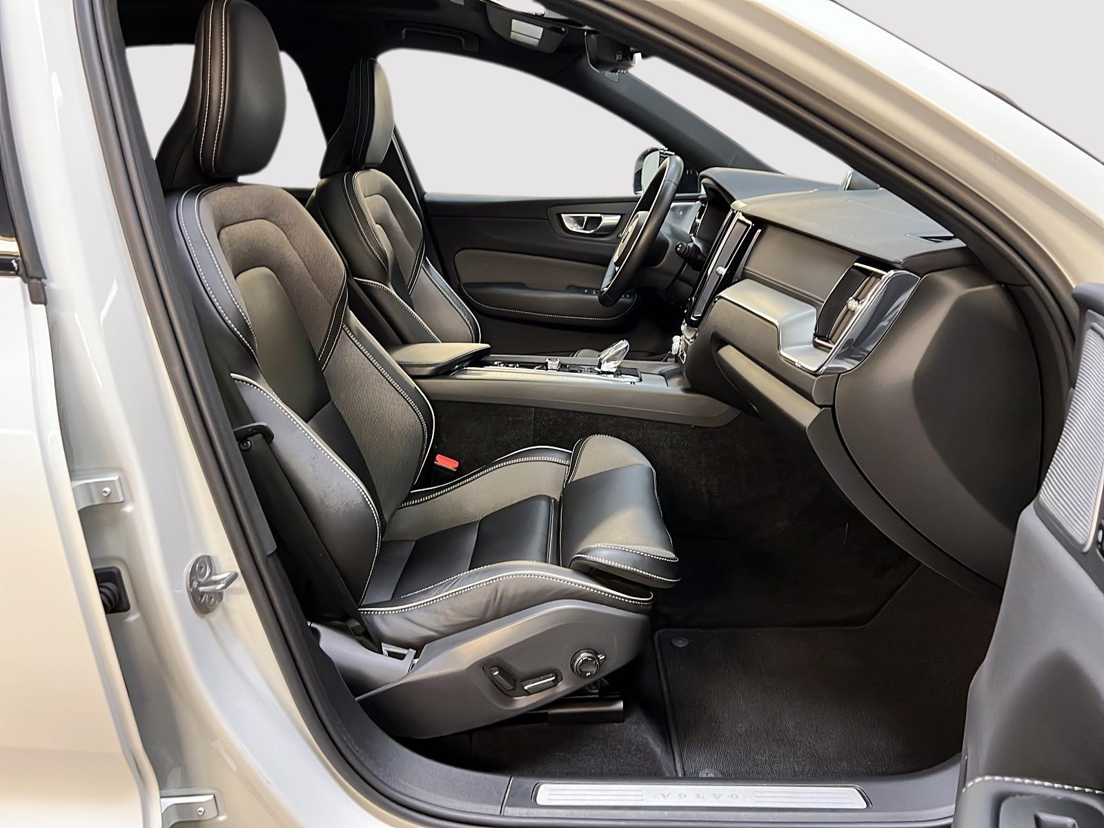 Volvo XC60 B6 ULTIMATE CUIR TOIT PANO NAV 4RM 2023 - image #8