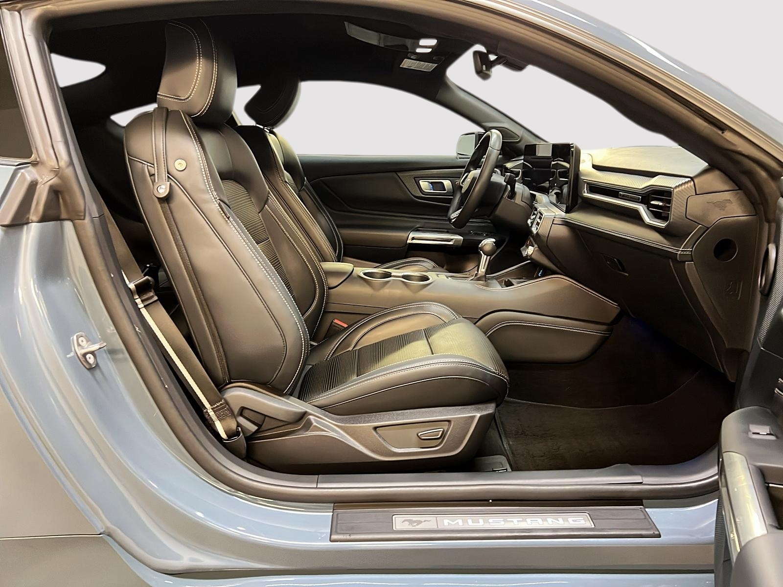 Ford Mustang ECOBOOST COUPE PREMIUM ENSEMBLE PONY CUIR NAV 2024 - image #8