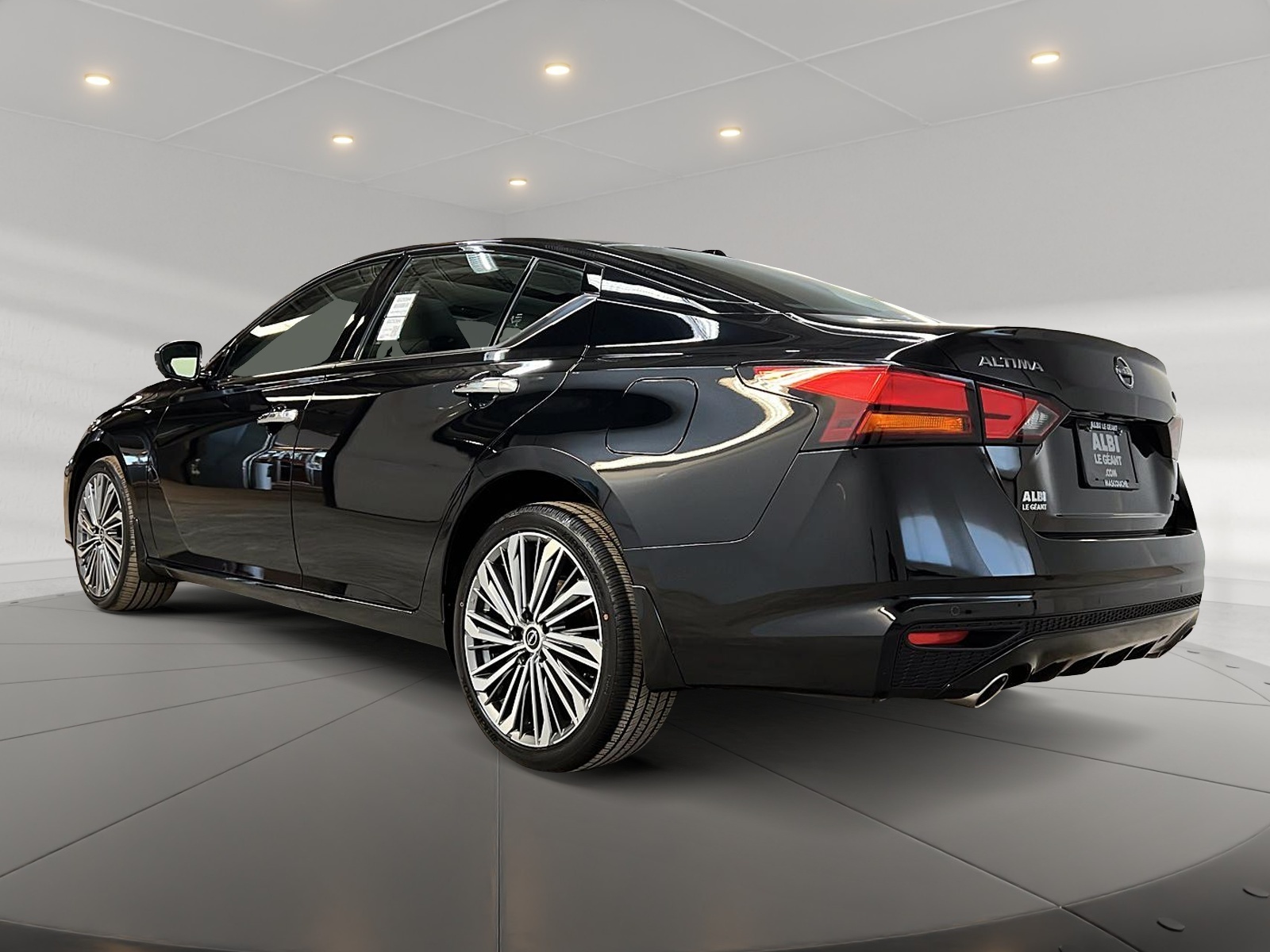 Nissan Altima PLATINUM CUIR TOIT NAV 4RM 2024 - image #6