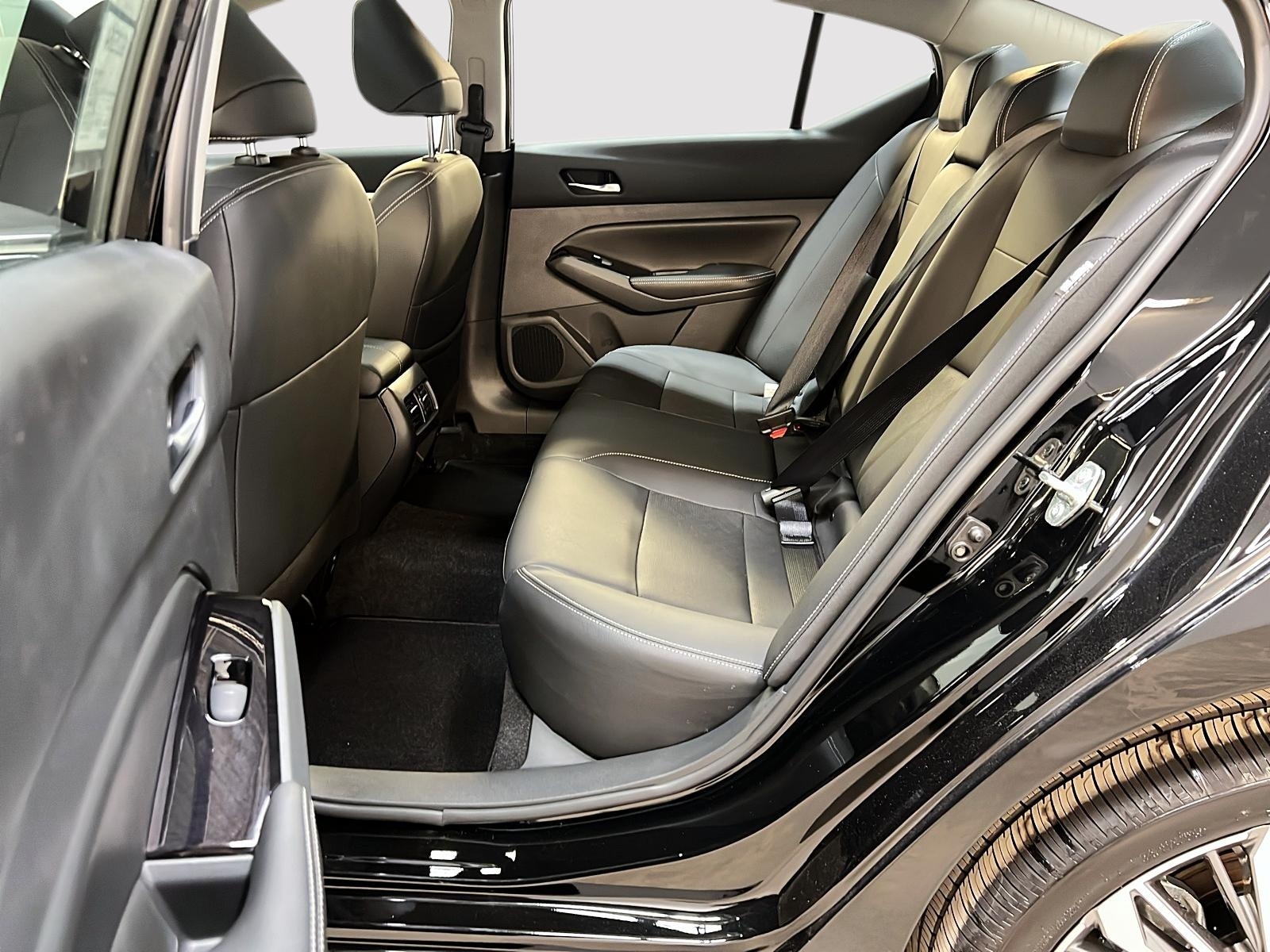 Nissan Altima PLATINUM CUIR TOIT NAV 4RM 2024 - image #9