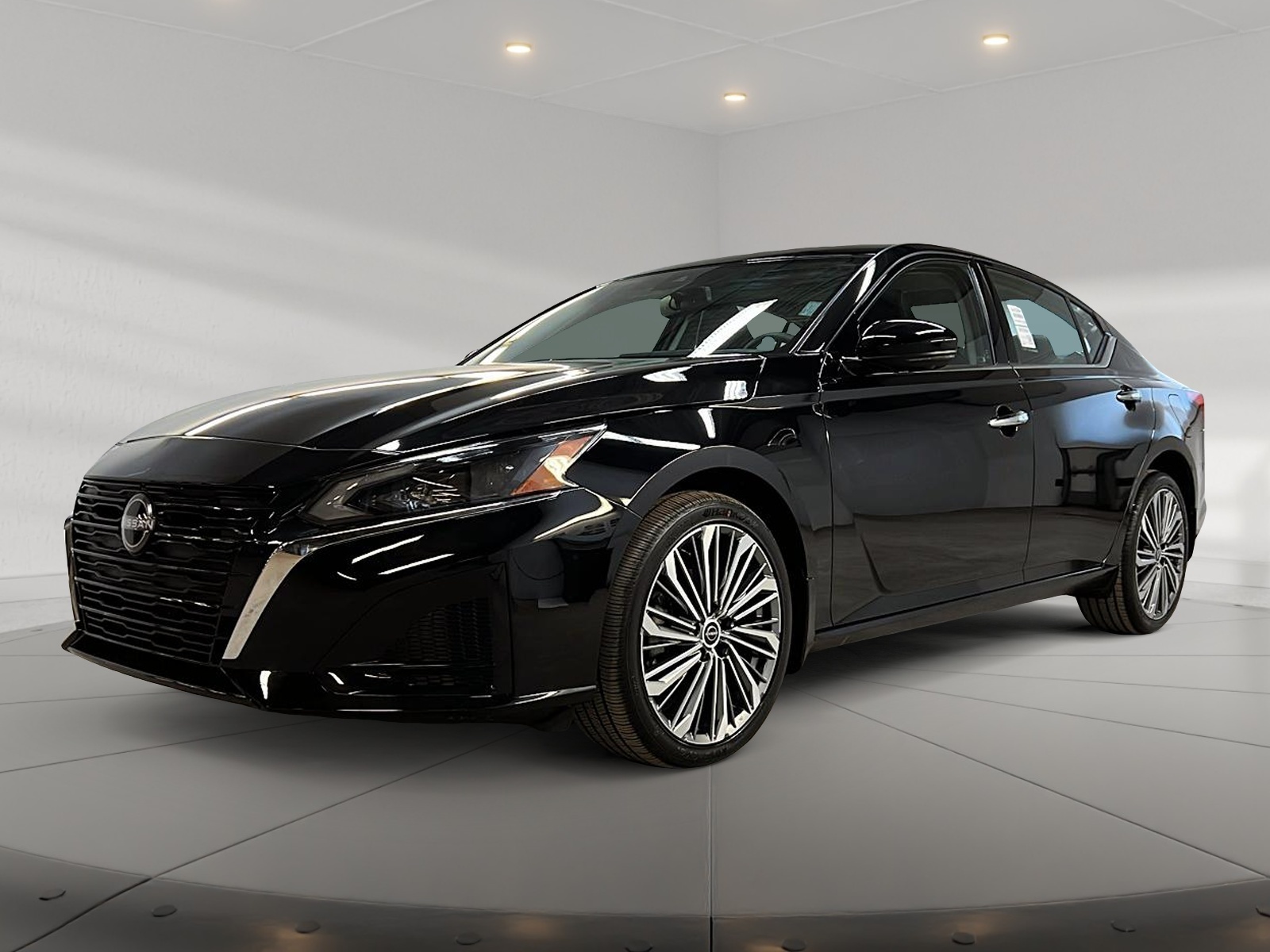 Nissan Altima PLATINUM CUIR TOIT NAV 4RM 2024 - image #1