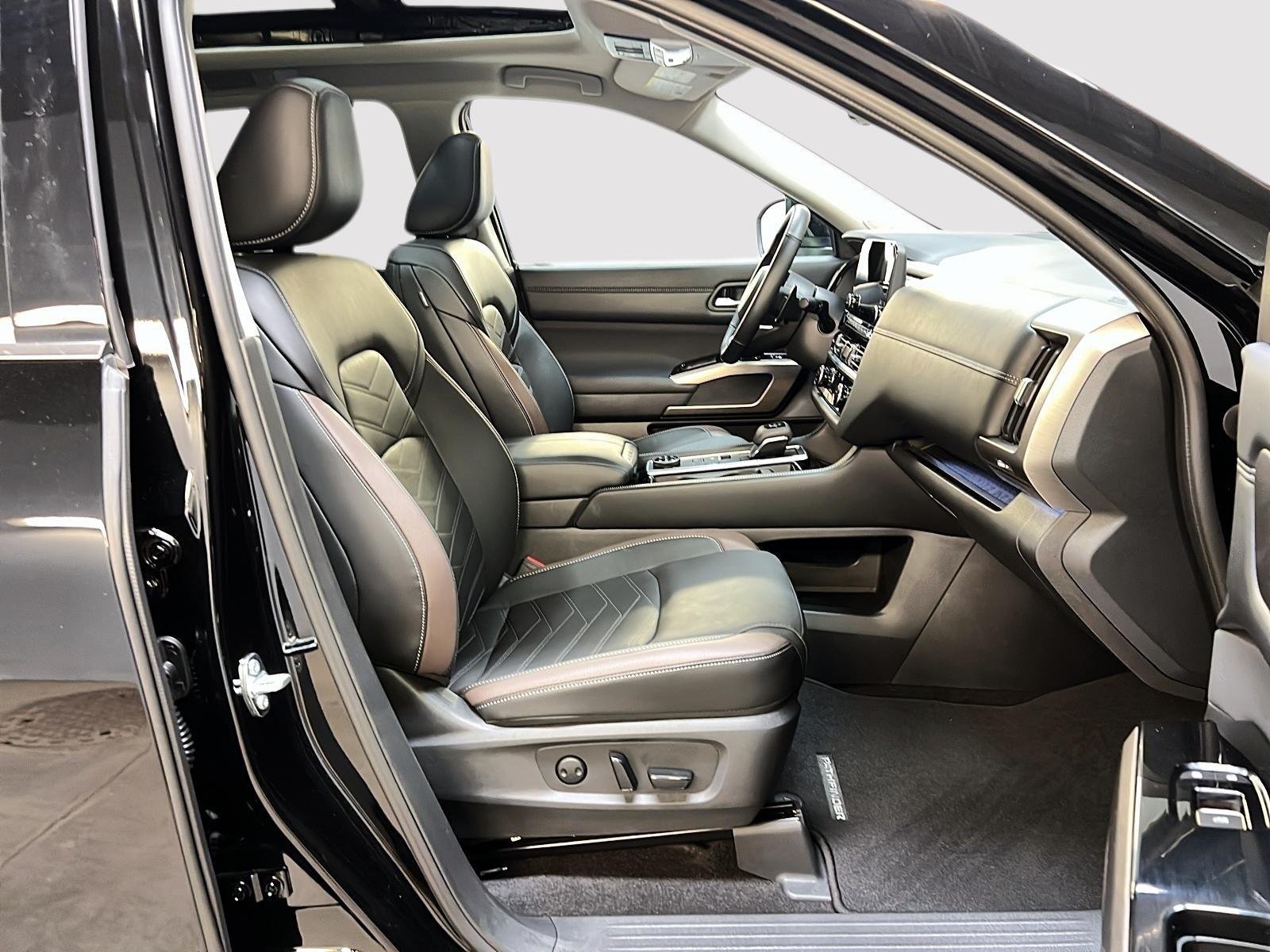 Nissan Pathfinder PLATINUM CUIR TOIT PANO NAV 4RM 2025 - image #8