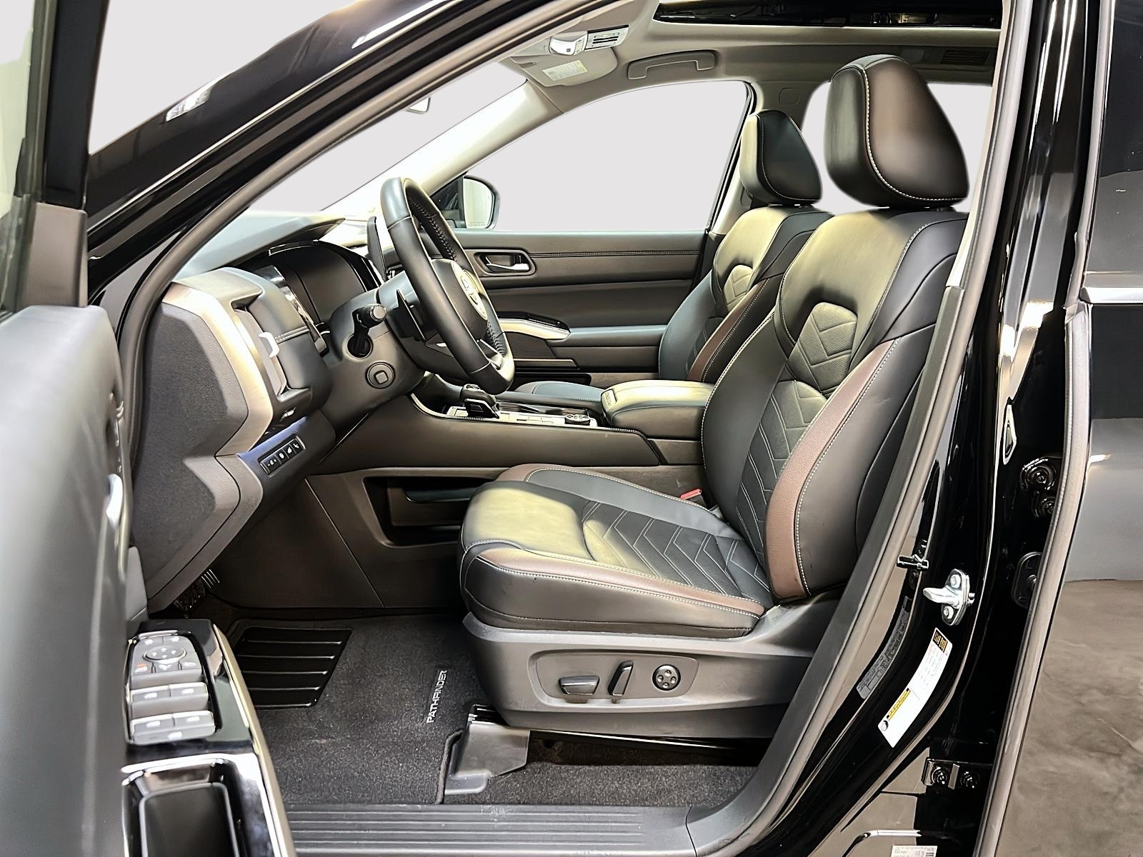 Nissan Pathfinder PLATINUM CUIR TOIT PANO NAV 4RM 2025 - image #7
