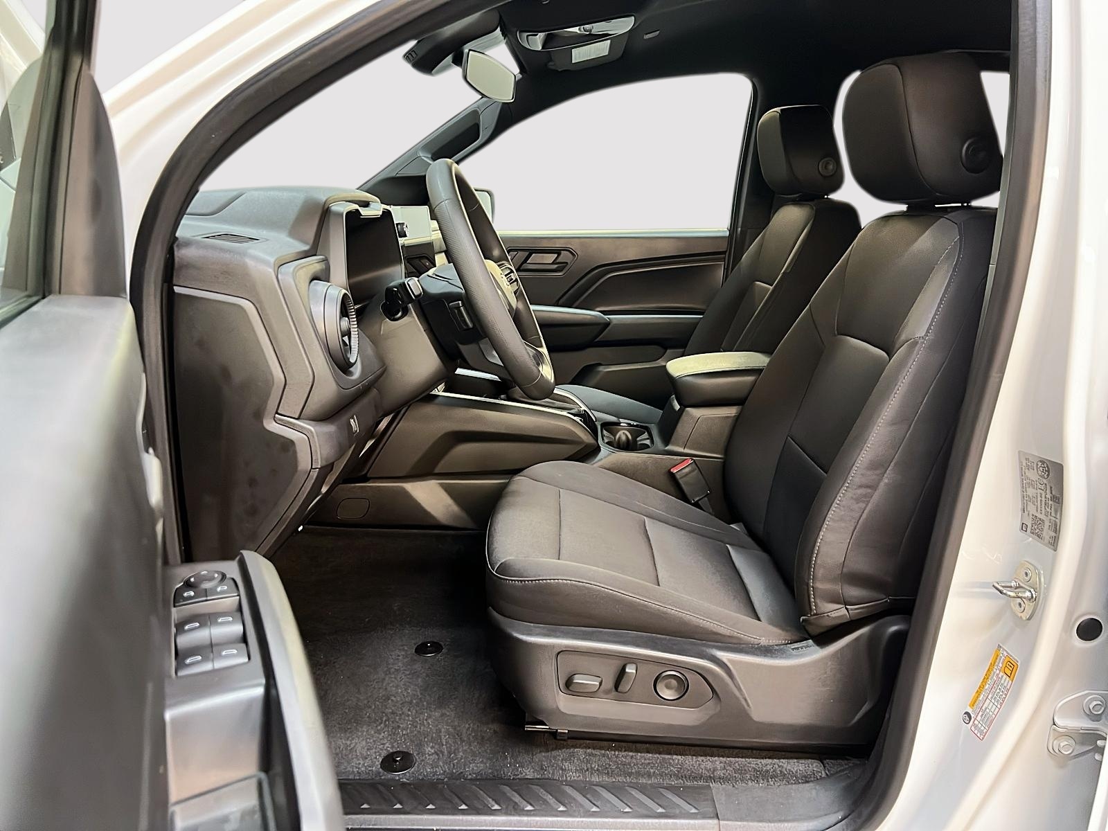 Chevrolet Colorado WT PREFERRED CREW CAB 4X4 2023 - image #7