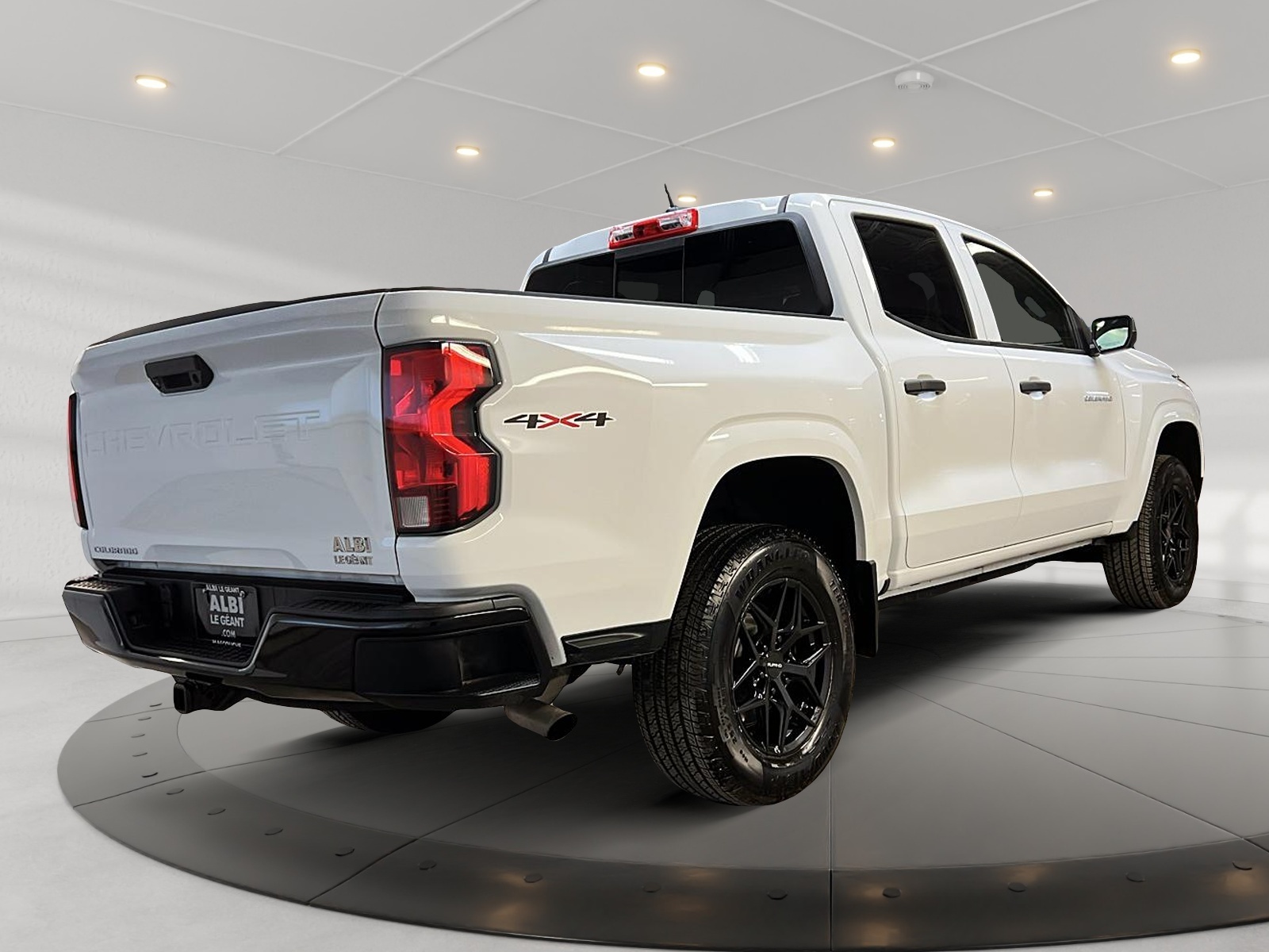 Chevrolet Colorado WT PREFERRED CREW CAB 4X4 2023 - image #4
