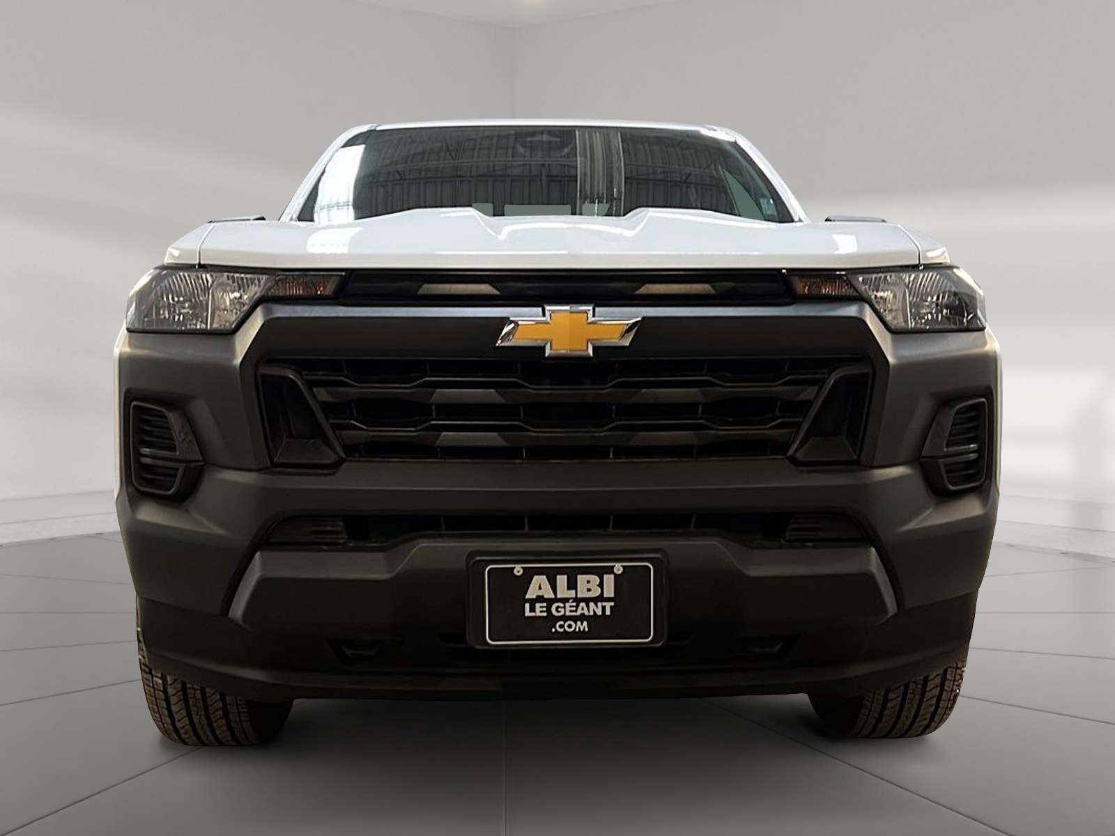 Chevrolet Colorado WT PREFERRED CREW CAB 4X4 2023 - image #2