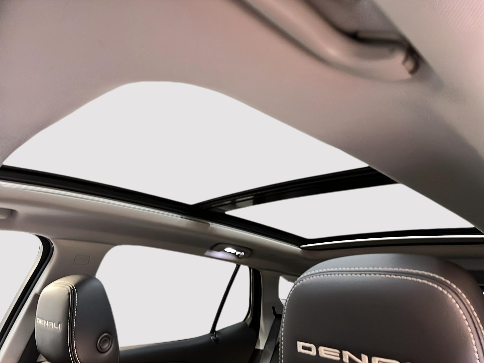 GMC Terrain DENALI CUIR TOIT PANO NAV 4RM 2023 - image #10