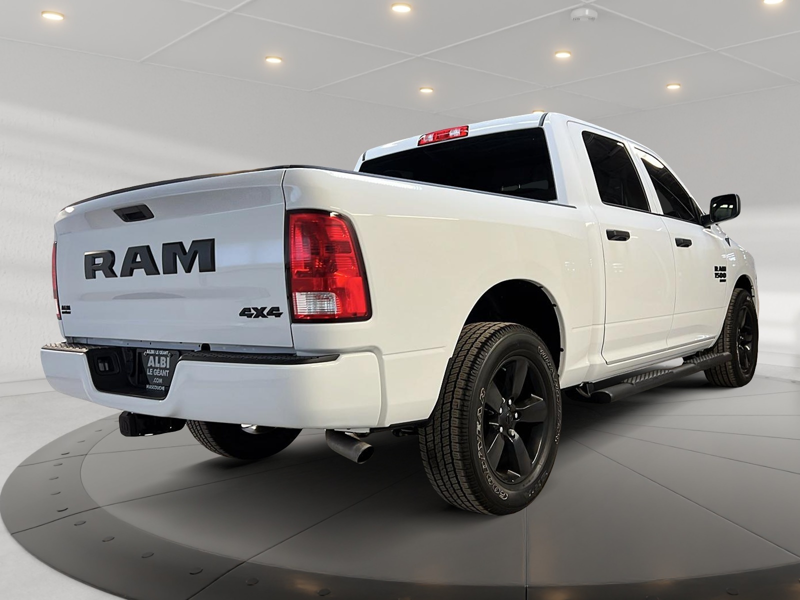 RAM 1500 Classic EXPRESS CREW CAB 4X4 2023 - image #4