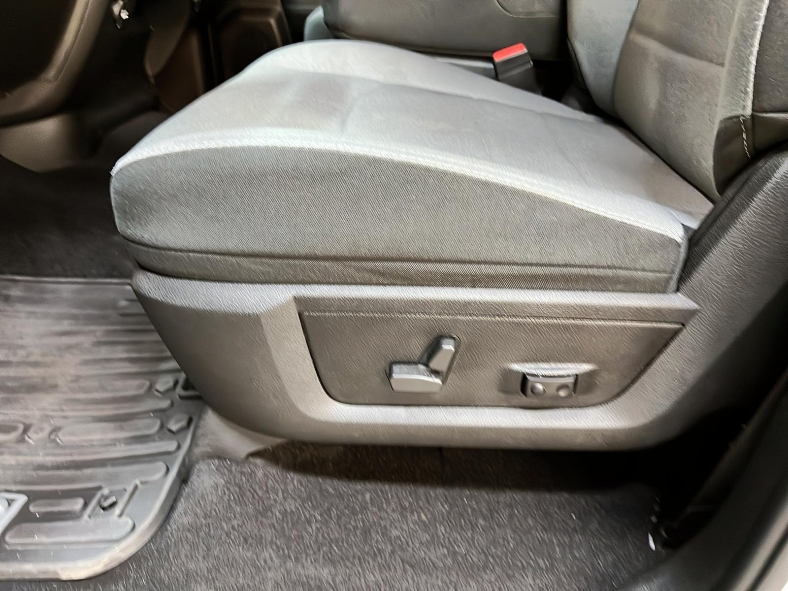 RAM 1500 Classic EXPRESS CREW CAB 4X4 2023 - image #22