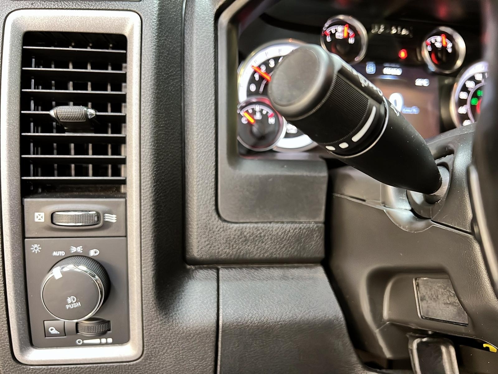 RAM 1500 Classic EXPRESS CREW CAB 4X4 2023 - image #19