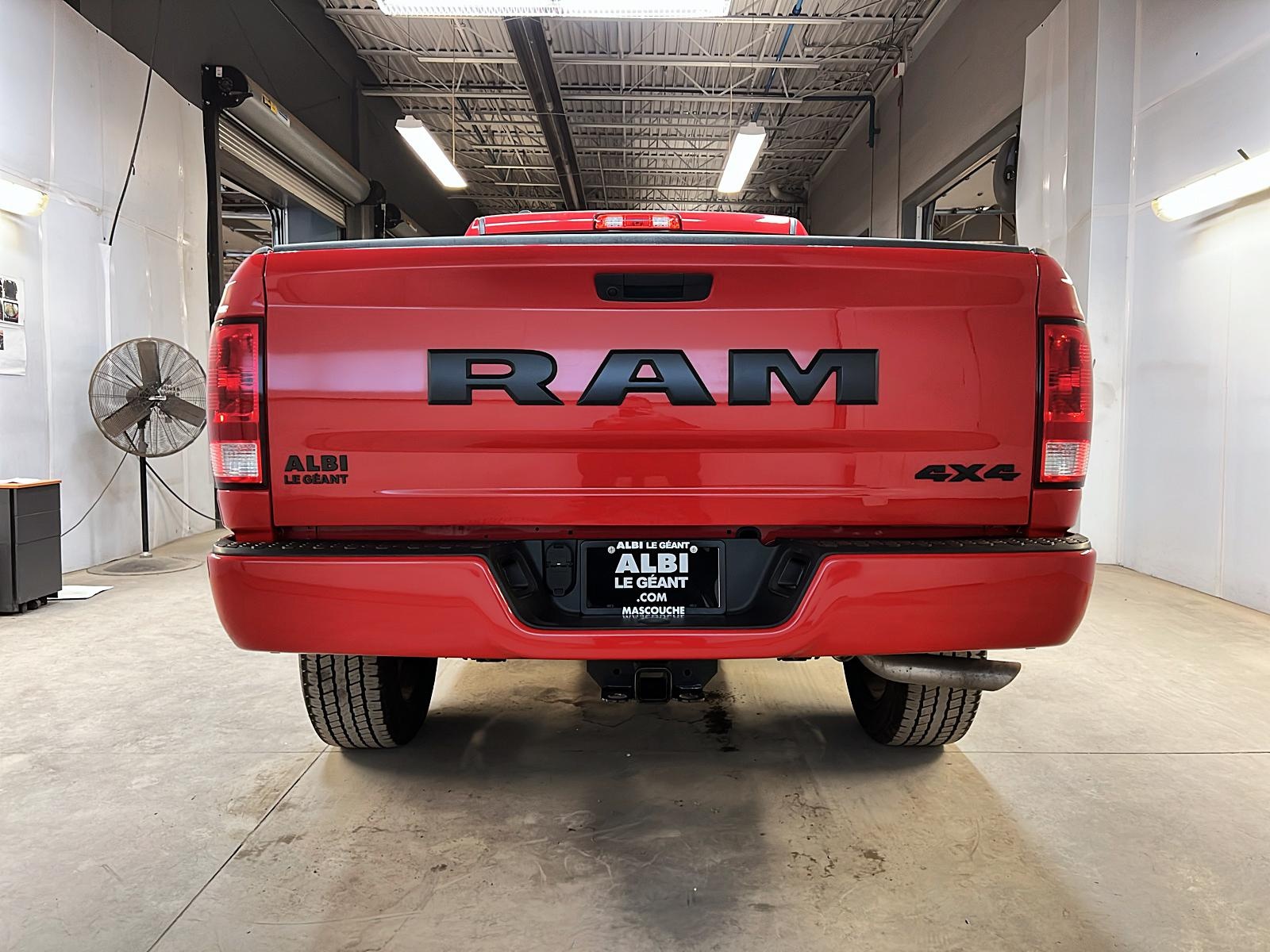 RAM 1500 Classic EXPRESS NIGHT CREW CAB 4X4 2023 - image #5