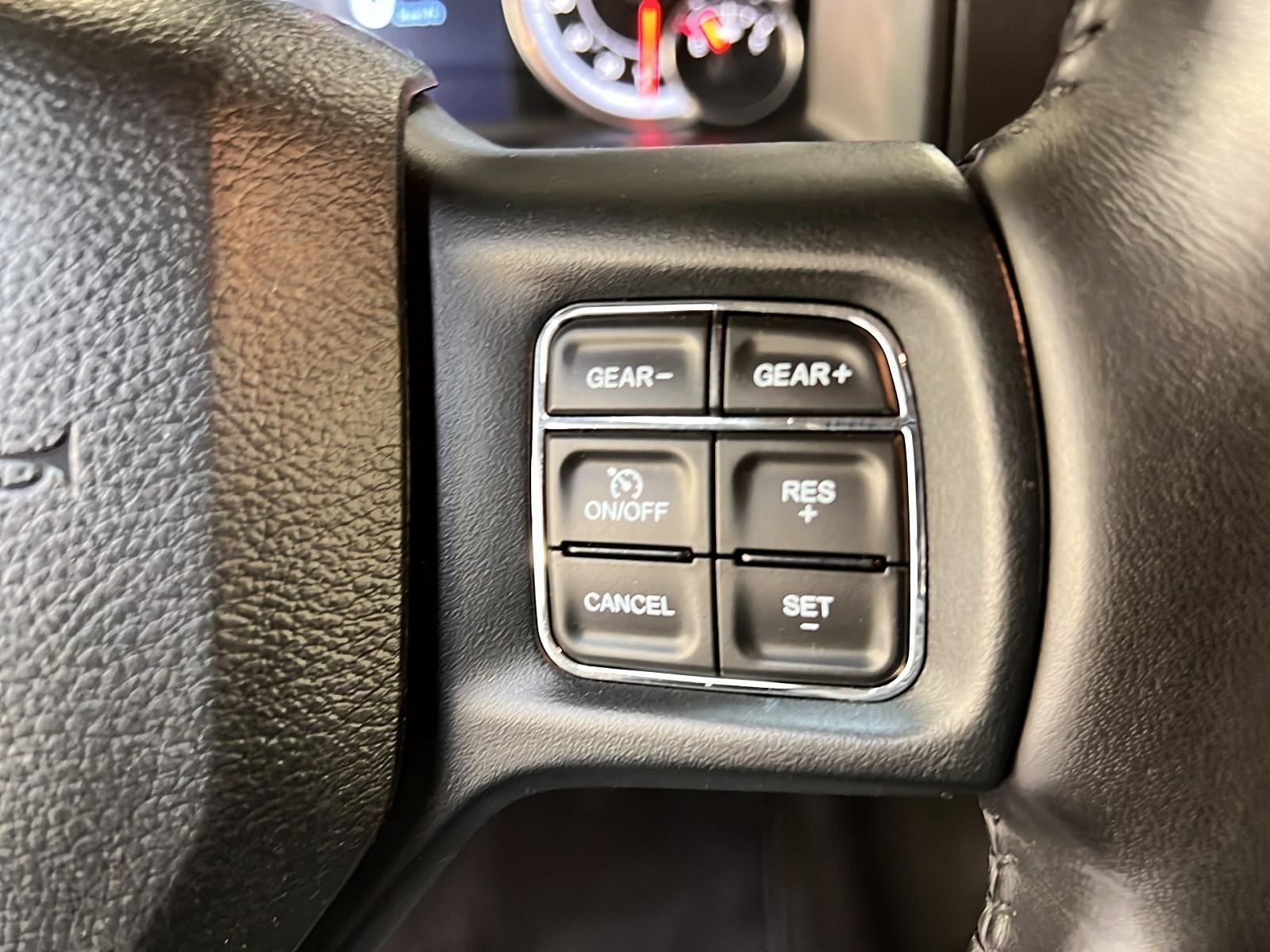 RAM 1500 Classic EXPRESS NIGHT CREW CAB 4X4 2023 - image #17