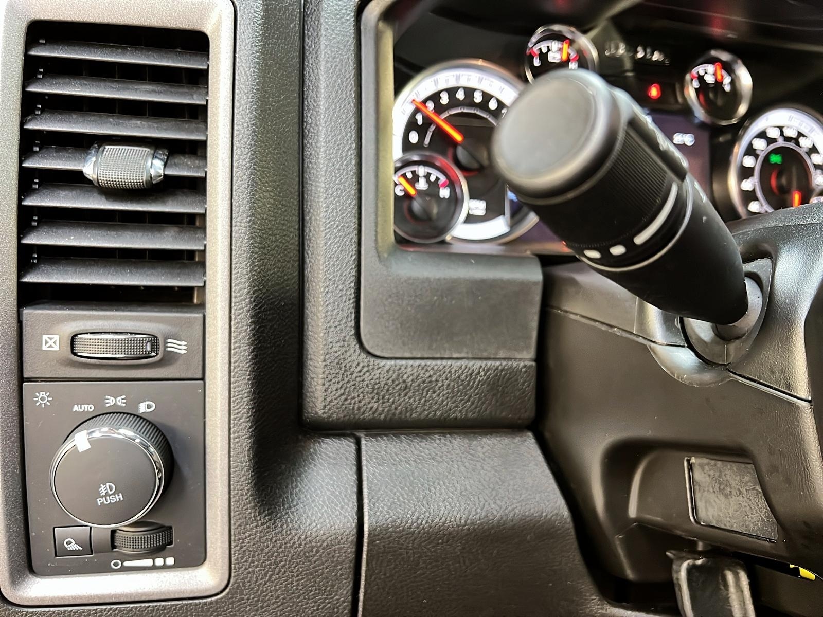 RAM 1500 Classic EXPRESS NIGHT CREW CAB 4X4 2023 - image #19
