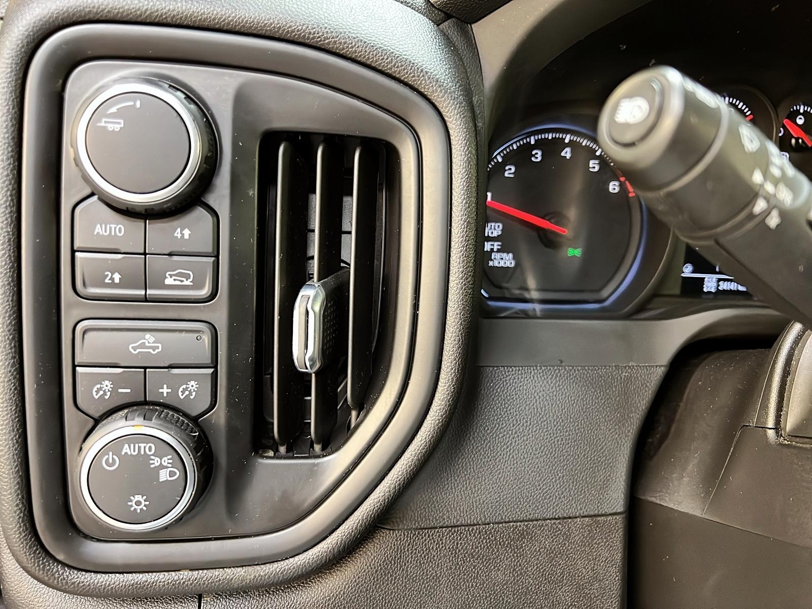 Chevrolet Silverado 1500 WT GR VALEUR CREW CAB 4X4 2023 - image #18