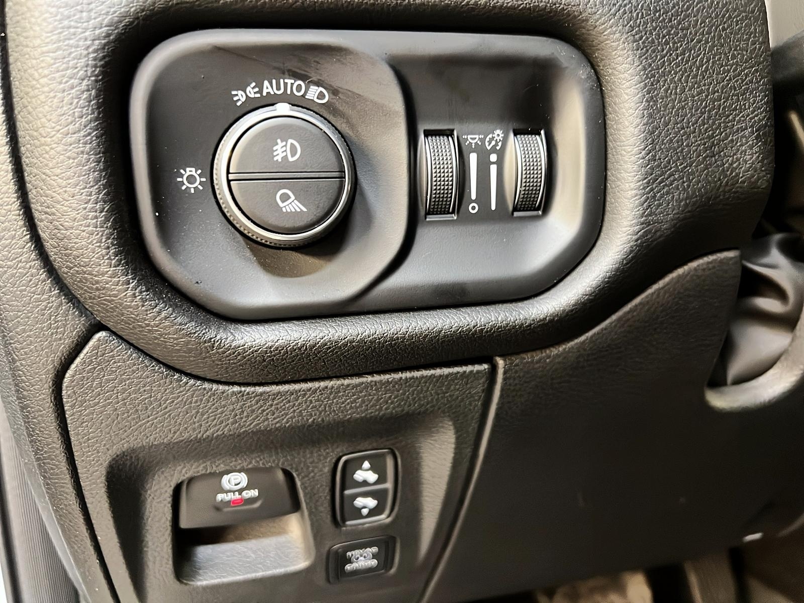 RAM 1500 BIG HORN NIGHT CREW CAB NAV 4X4 2025 - image #21