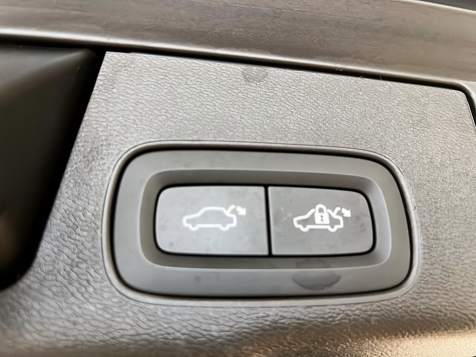 Volvo XC60 B5 PLUS DARK CUIR TOIT PANO NAV 4RM 2024 - image #16