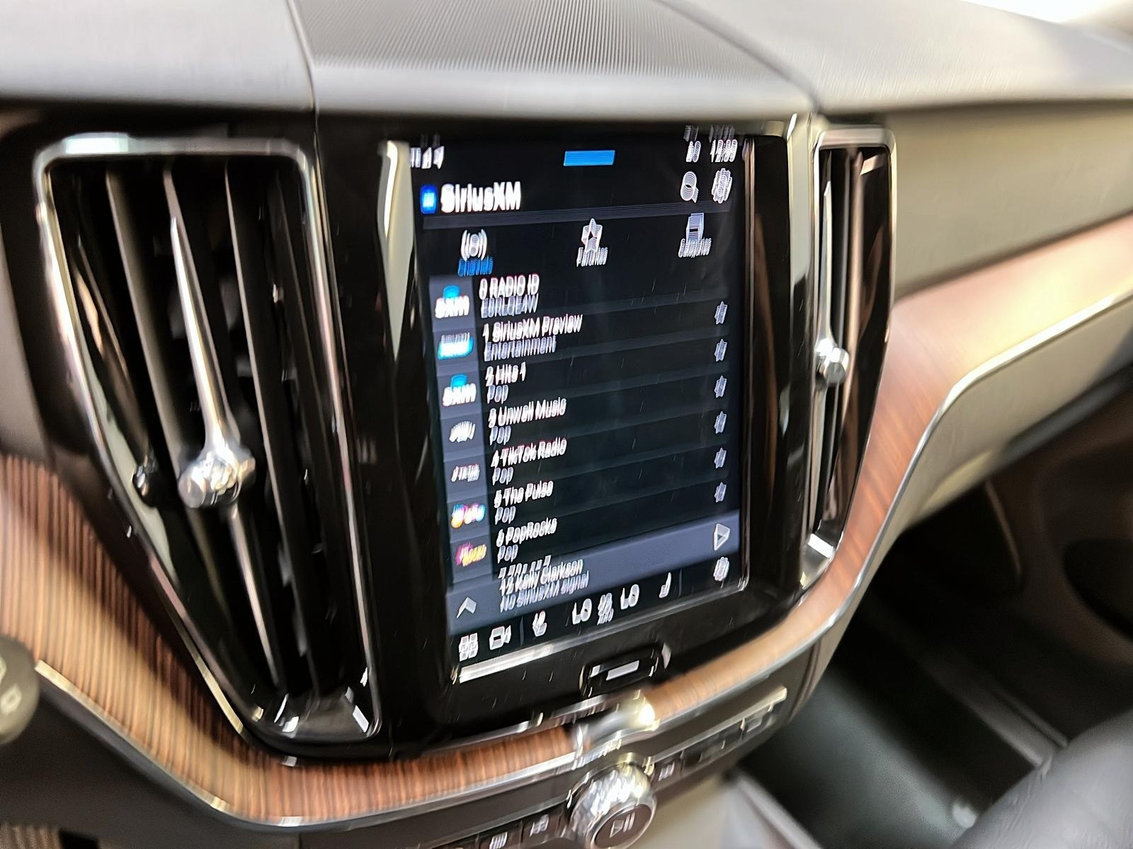 Volvo XC60 B5 PLUS DARK CUIR TOIT PANO NAV 4RM 2024 - image #19
