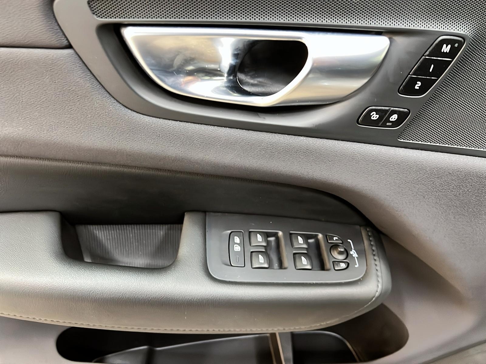 Volvo XC60 B5 PLUS DARK CUIR TOIT PANO NAV 4RM 2024 - image #27