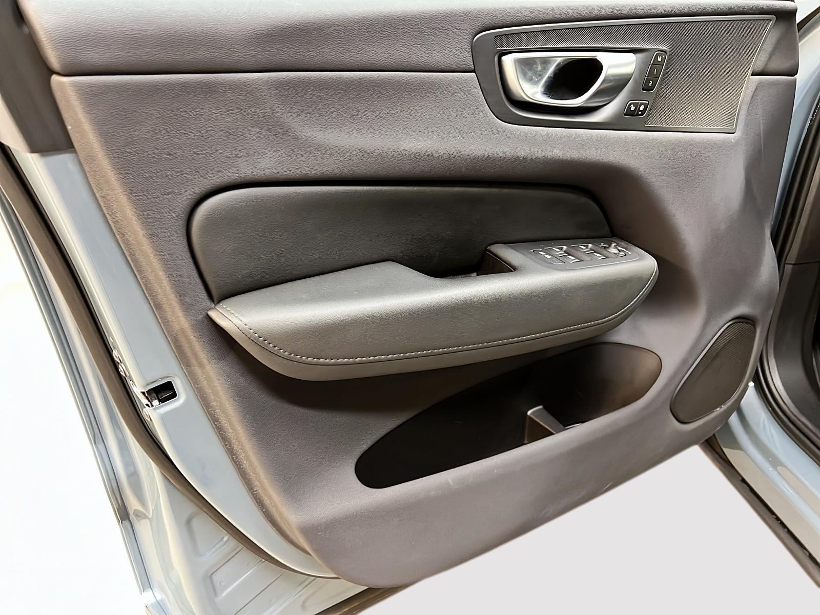 Volvo XC60 B5 PLUS DARK CUIR TOIT PANO NAV 4RM 2024 - image #28