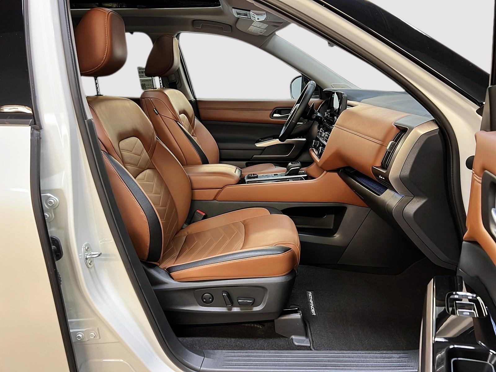 Nissan Pathfinder PLATINUM CUIR TOIT PANO NAV 4RM 2024 - image #8