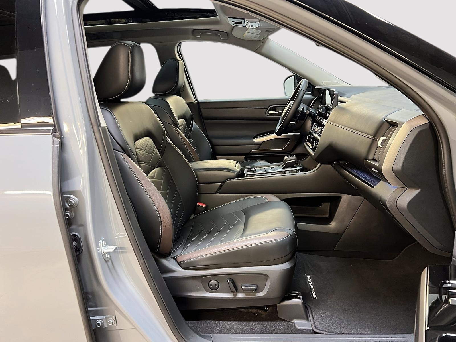 Nissan Pathfinder PLATINUM CUIR TOIT PANO NAV 4RM 2025 - image #8