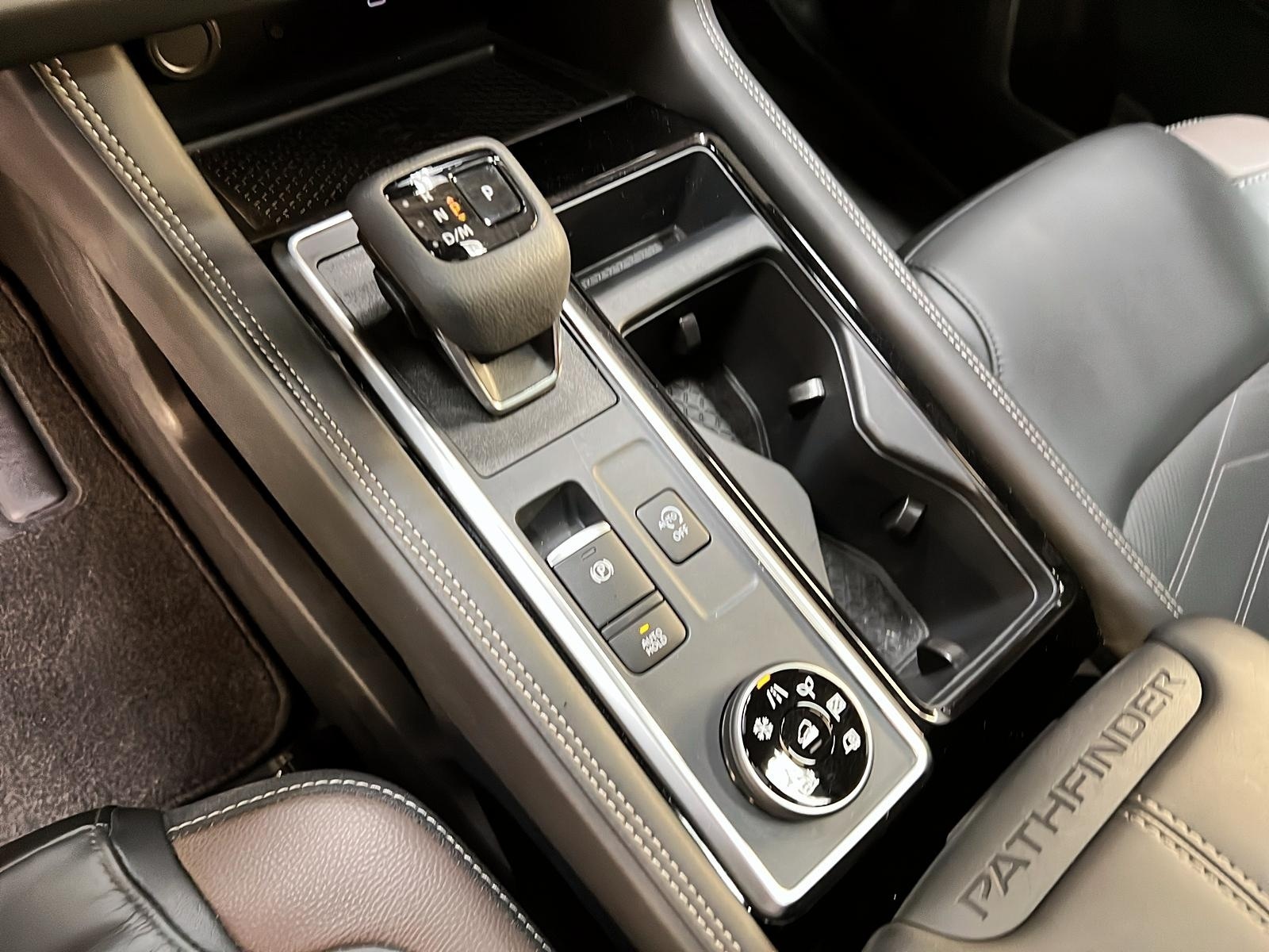 Nissan Pathfinder PLATINUM CUIR TOIT PANO NAV 4RM 2025 - image #17