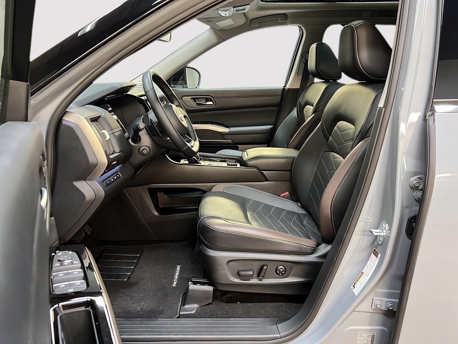 Nissan Pathfinder PLATINUM CUIR TOIT PANO NAV 4RM 2025 - image #7