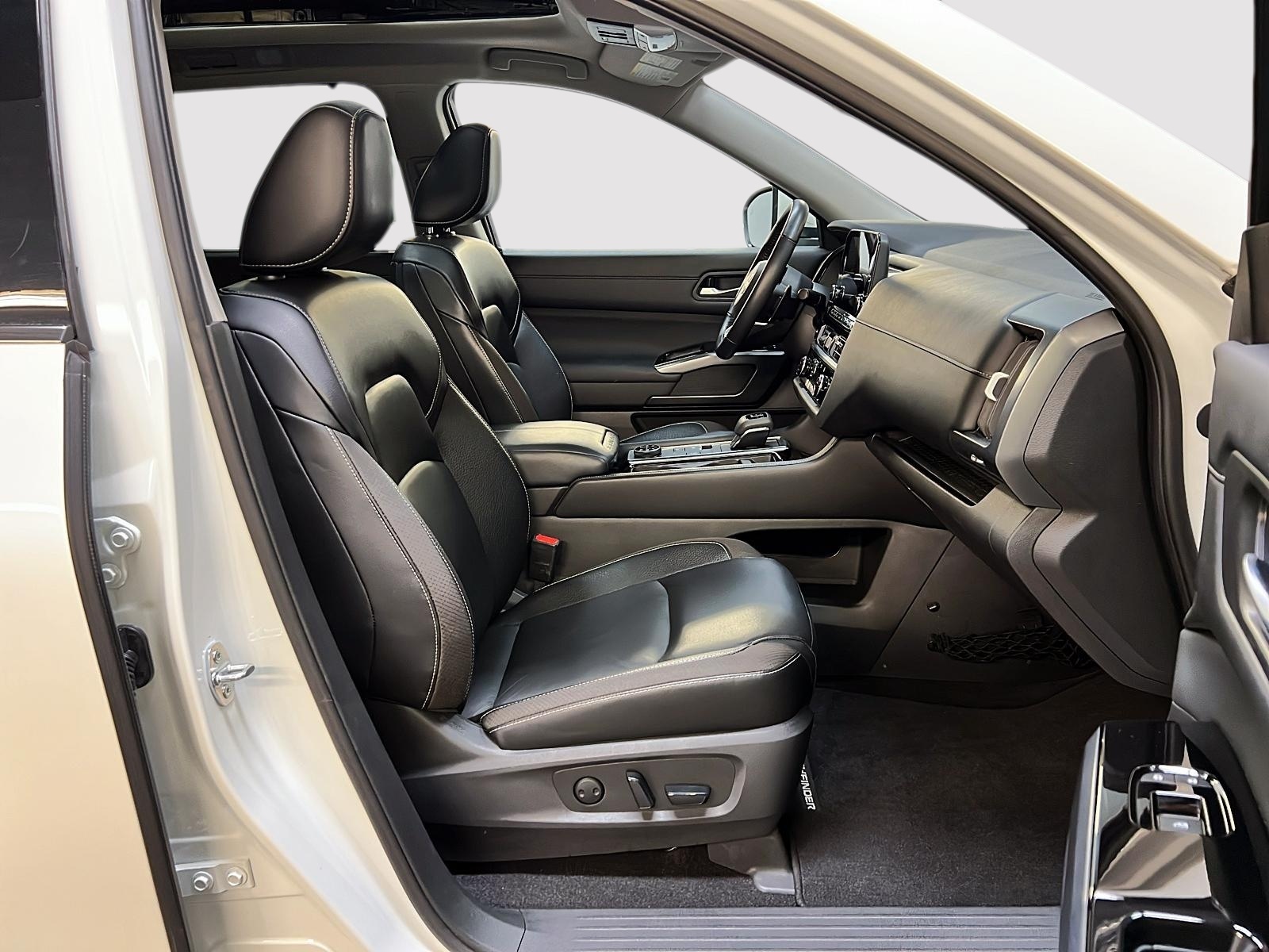Nissan Pathfinder SL CUIR TOIT PANO NAV 4RM 2023 - image #8