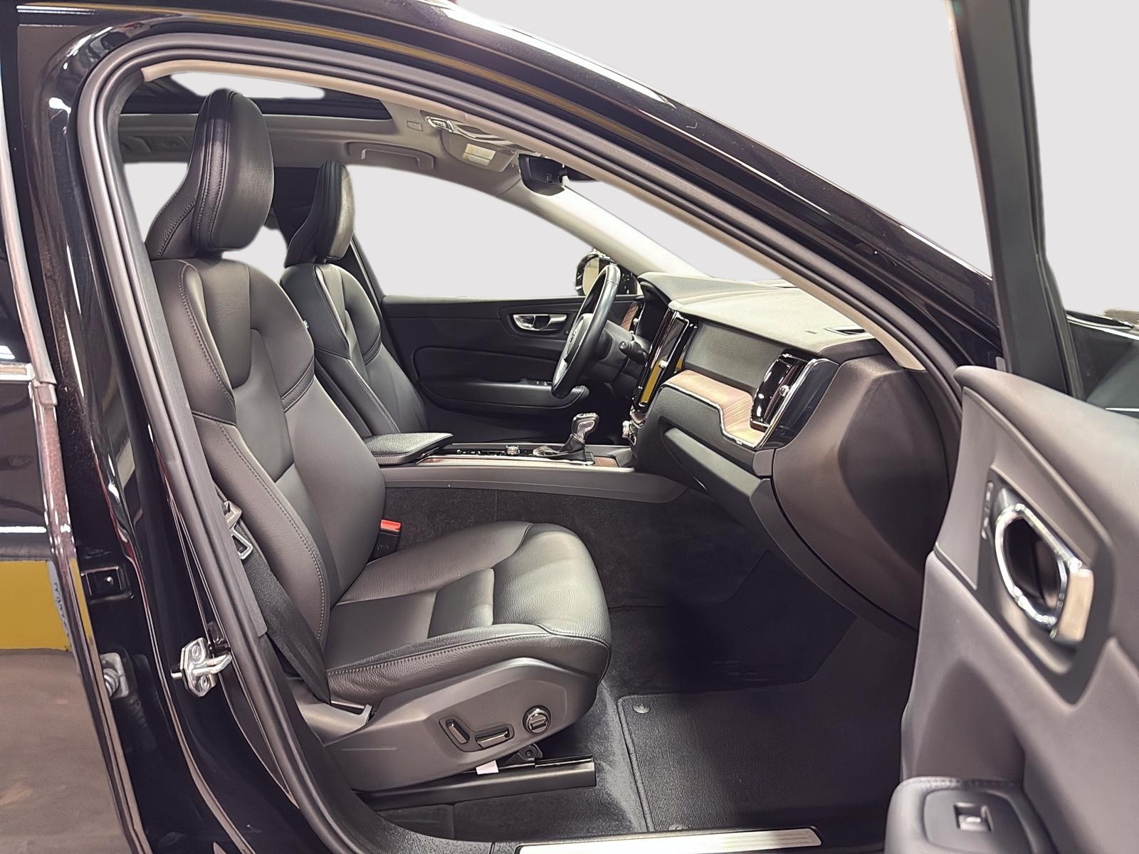 Volvo XC60 T6 MOMENTUM CUIR TOIT PANO NAV 4RM 2021 - image #8