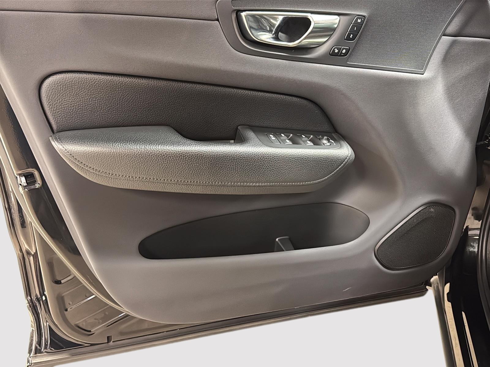 Volvo XC60 T6 MOMENTUM CUIR TOIT PANO NAV 4RM 2021 - image #24
