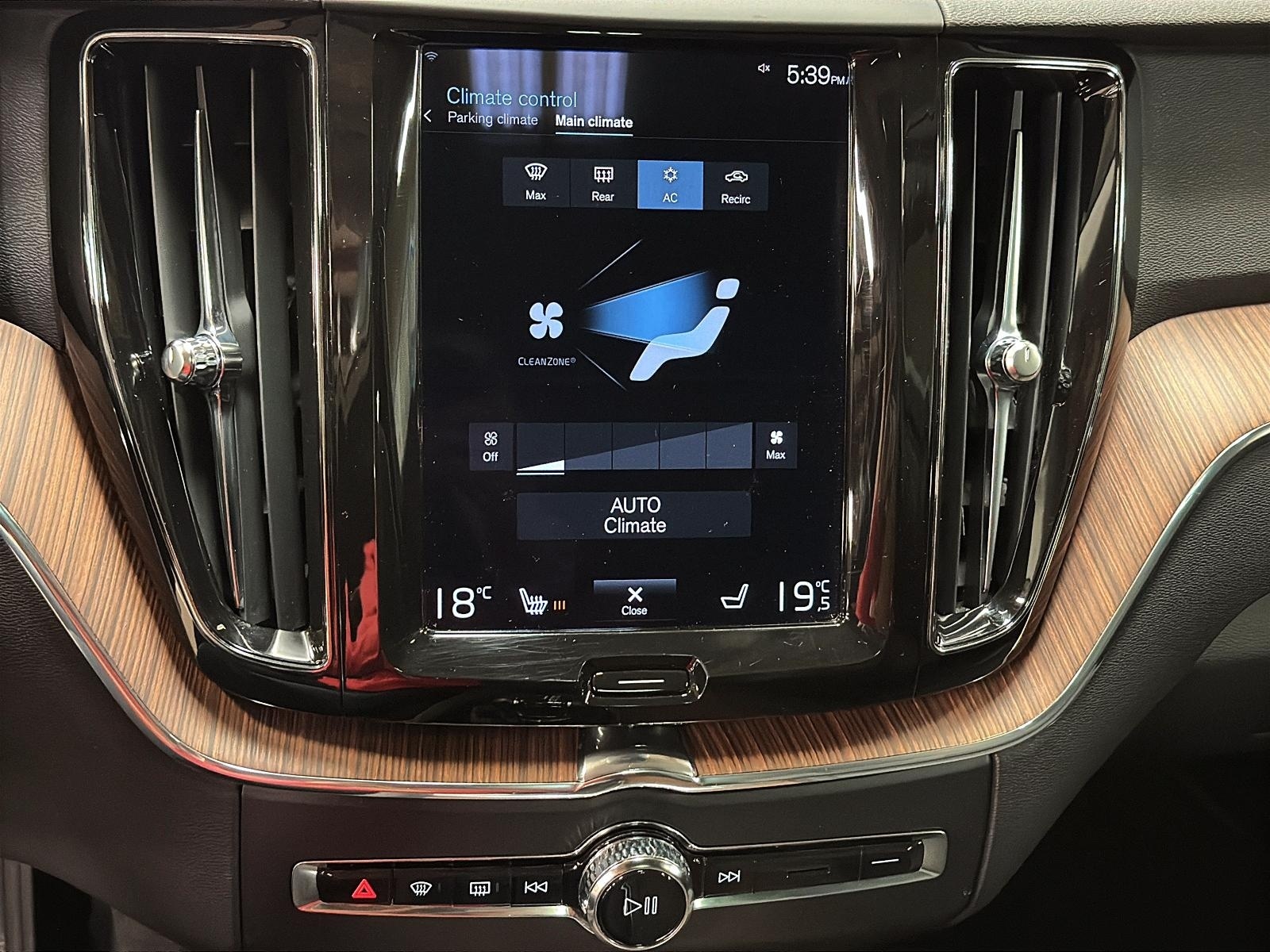 Volvo XC60 2021 - Image #16