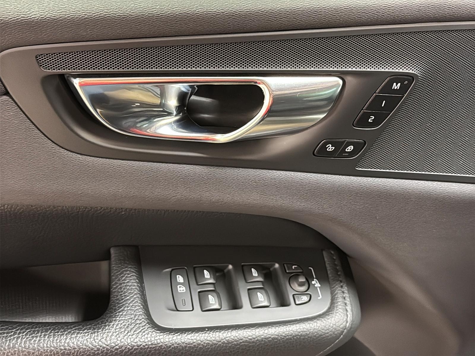 Volvo XC60 T6 MOMENTUM CUIR TOIT PANO NAV 4RM 2021 - image #23