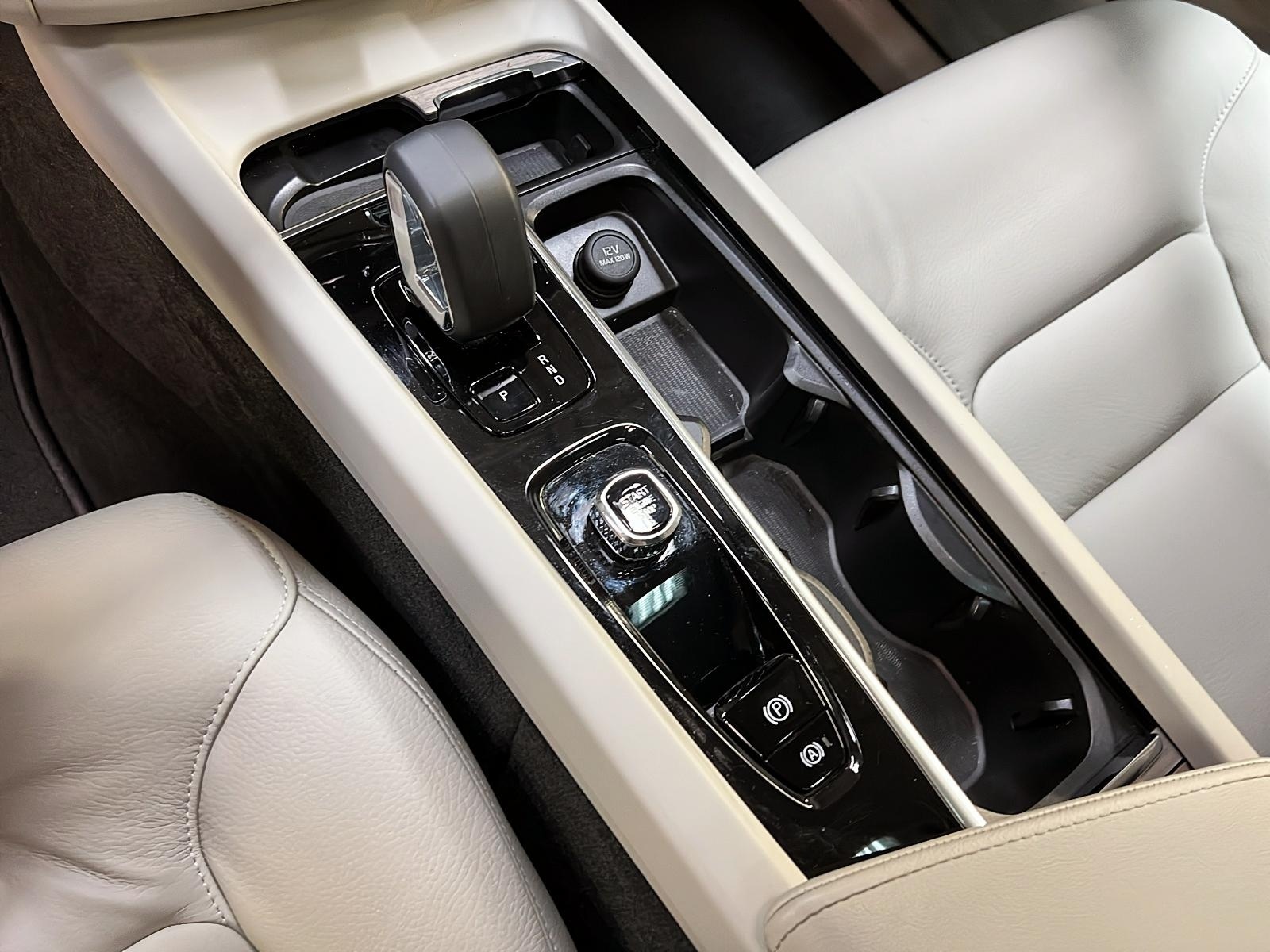 Volvo XC60 T8 RECHARGE PLUS CUIR TOIT PANO 4RM 2024 - image #17