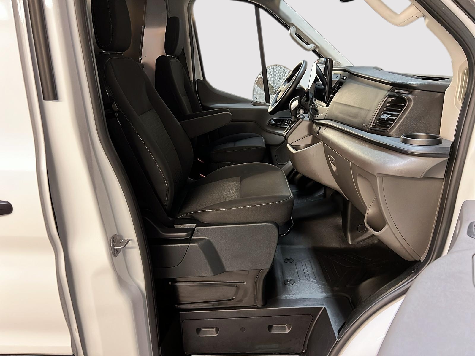 Ford Transit 250 CARGO TOIT MOYEN 148'' 2023 - image #8