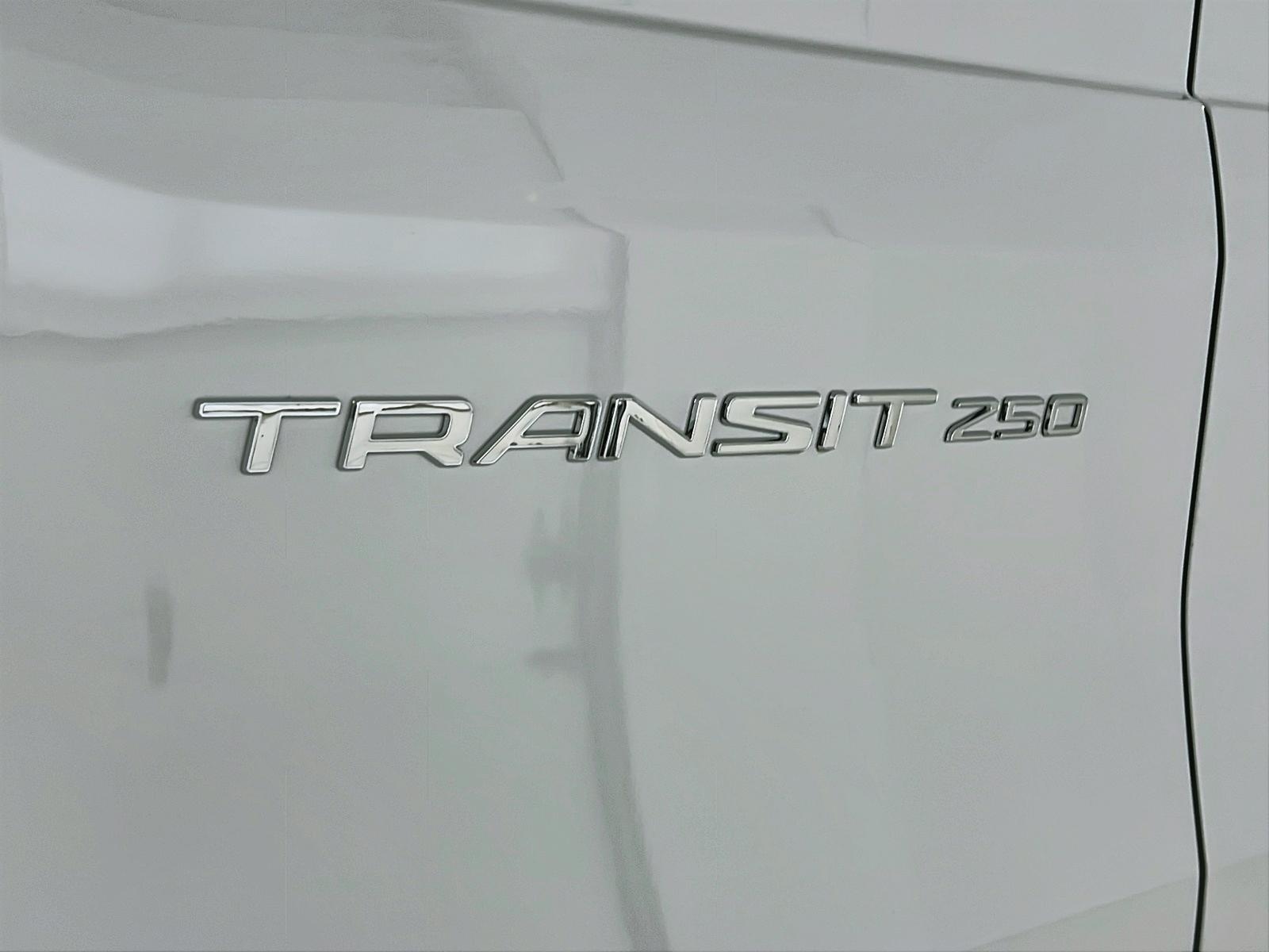 Ford Transit 250 CARGO TOIT MOYEN 148'' 2023 - image #22