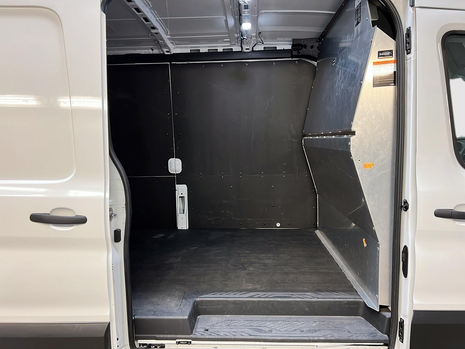 Ford Transit 250 CARGO TOIT MOYEN 148'' 2023 - image #9