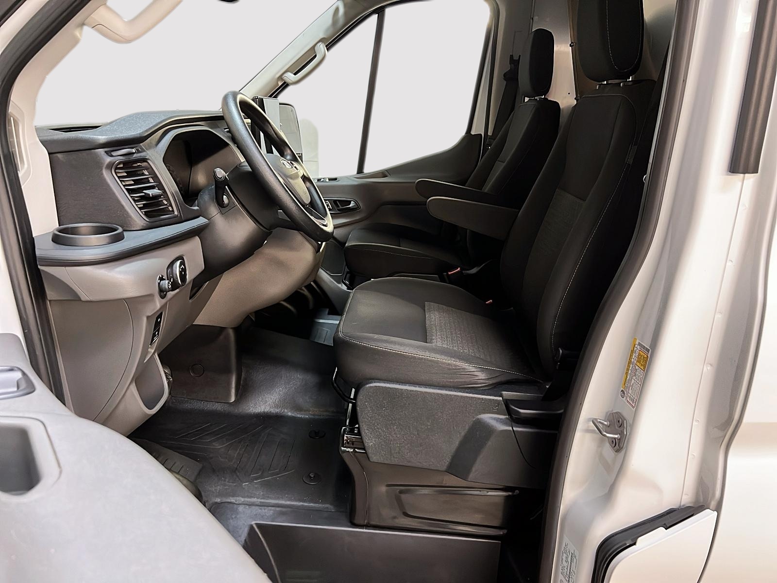 Ford Transit 250 CARGO TOIT MOYEN 148'' 2023 - image #7