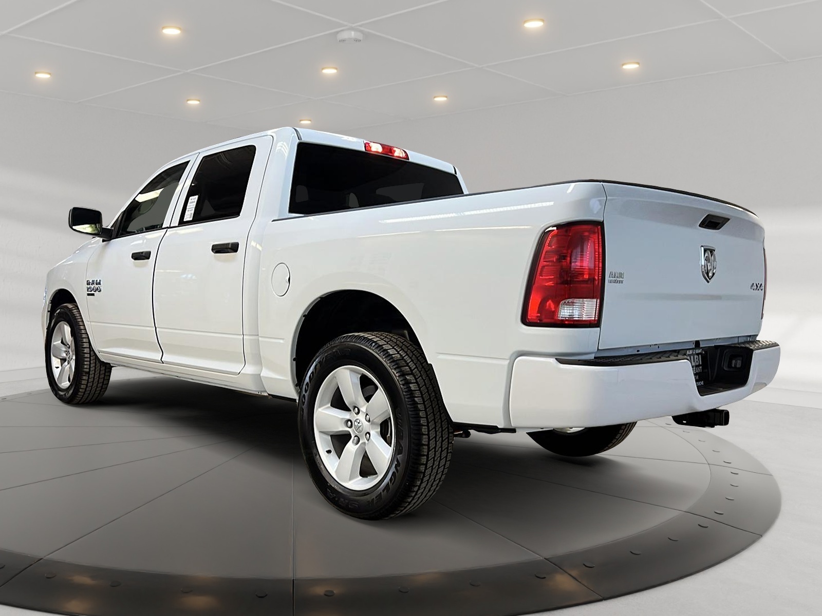 RAM 1500 Classic EXPRESS CREW CAB 4X4 2023 - image #6