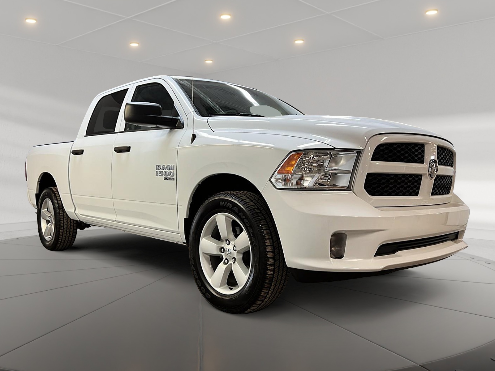 RAM 1500 Classic EXPRESS CREW CAB 4X4 2023 - image #3