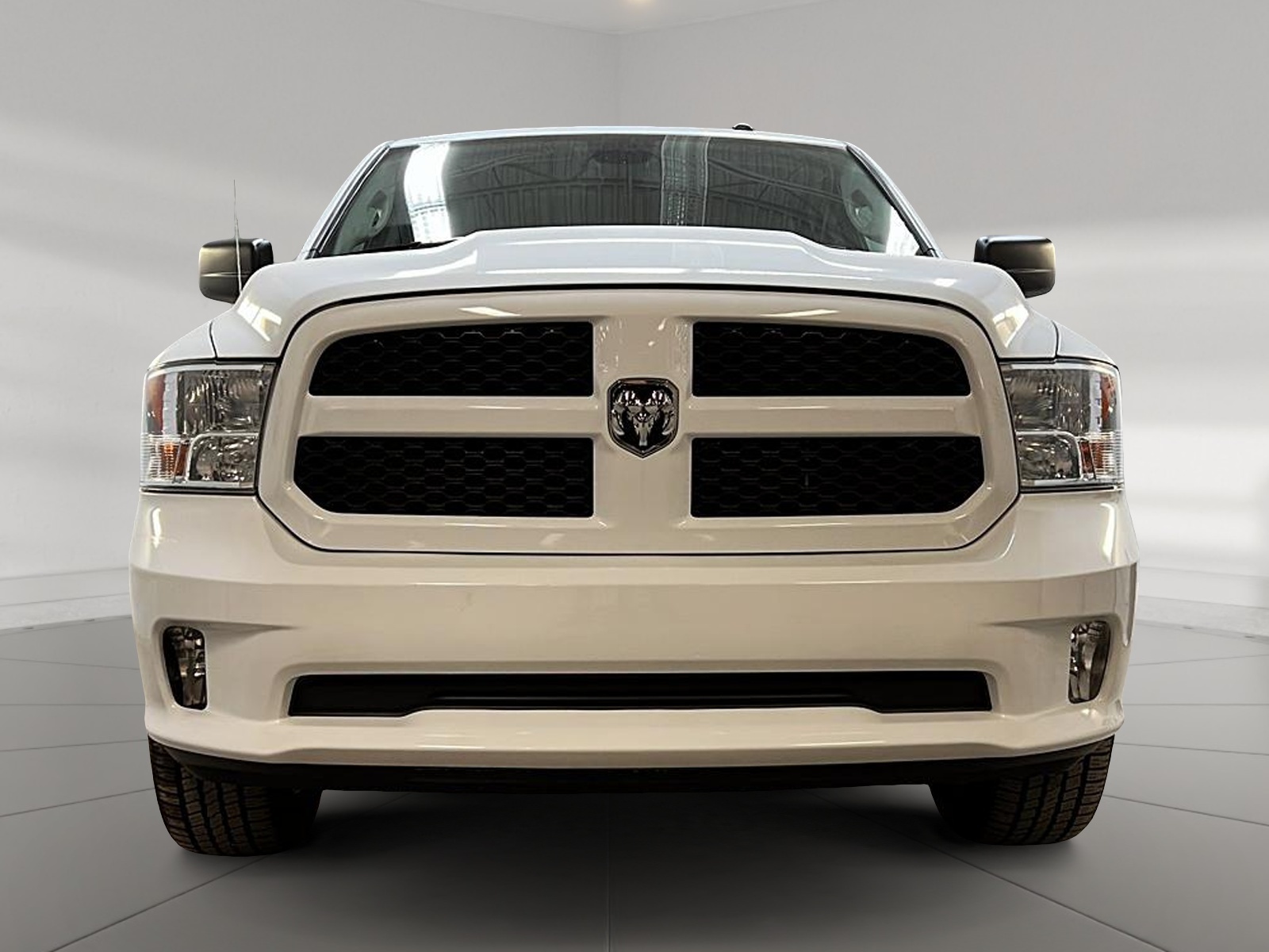 RAM 1500 Classic EXPRESS CREW CAB 4X4 2023 - image #2