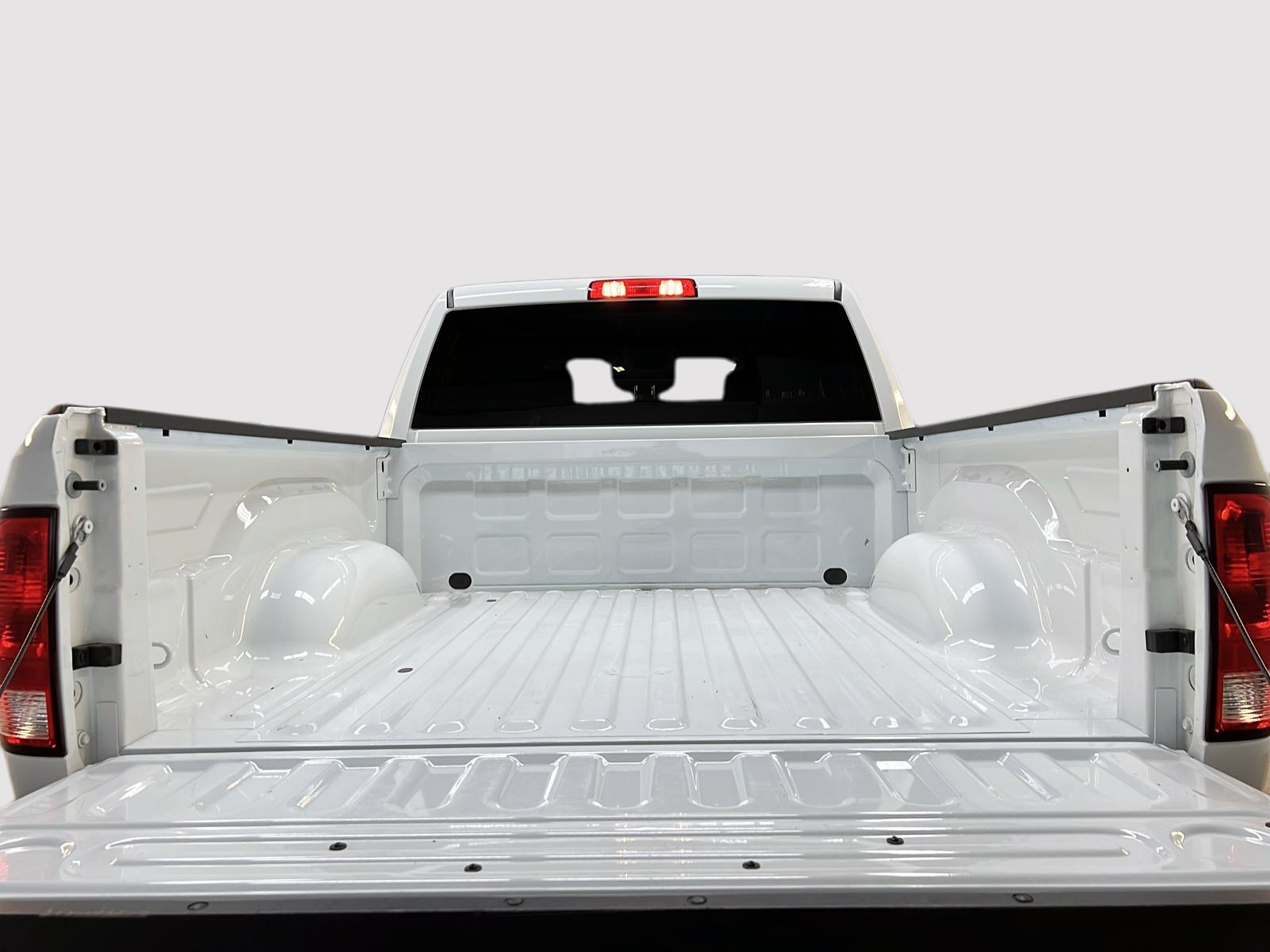 RAM 1500 Classic EXPRESS CREW CAB 4X4 2023 - image #12
