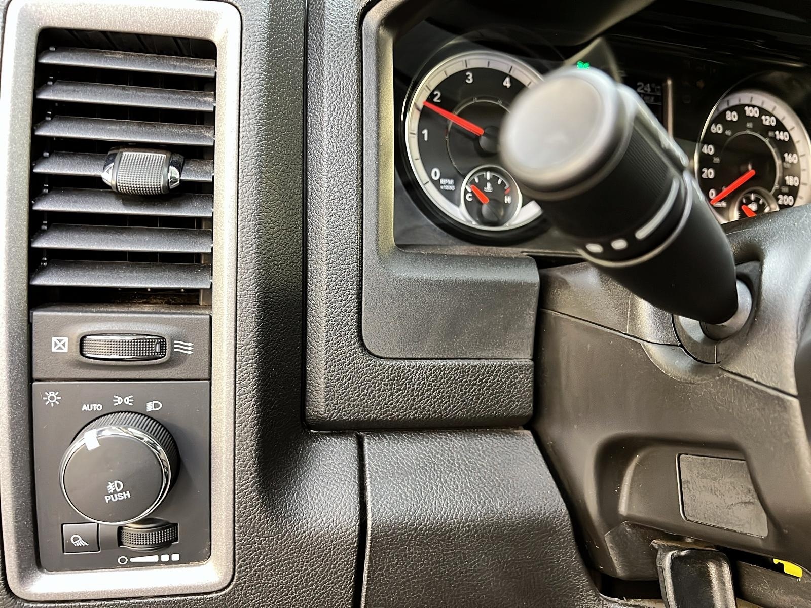 RAM 1500 Classic EXPRESS CREW CAB 4X4 2023 - image #19