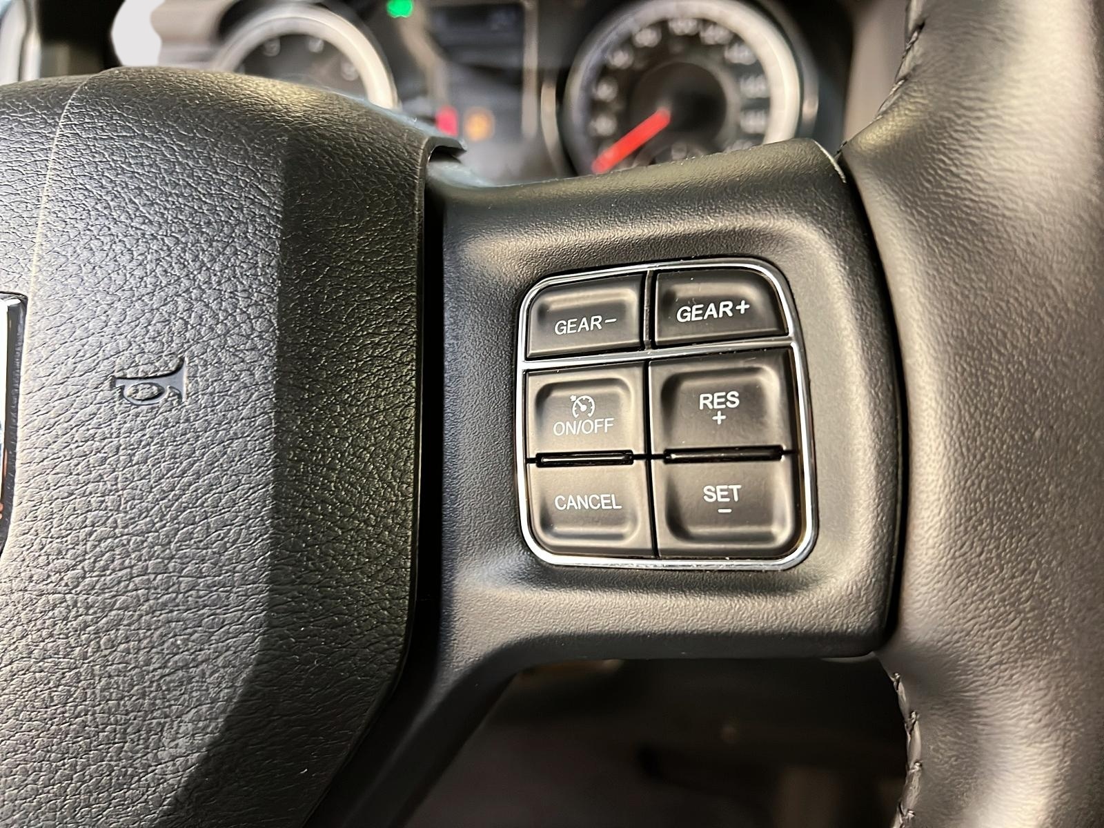 RAM 1500 Classic EXPRESS CREW CAB 4X4 2023 - image #17