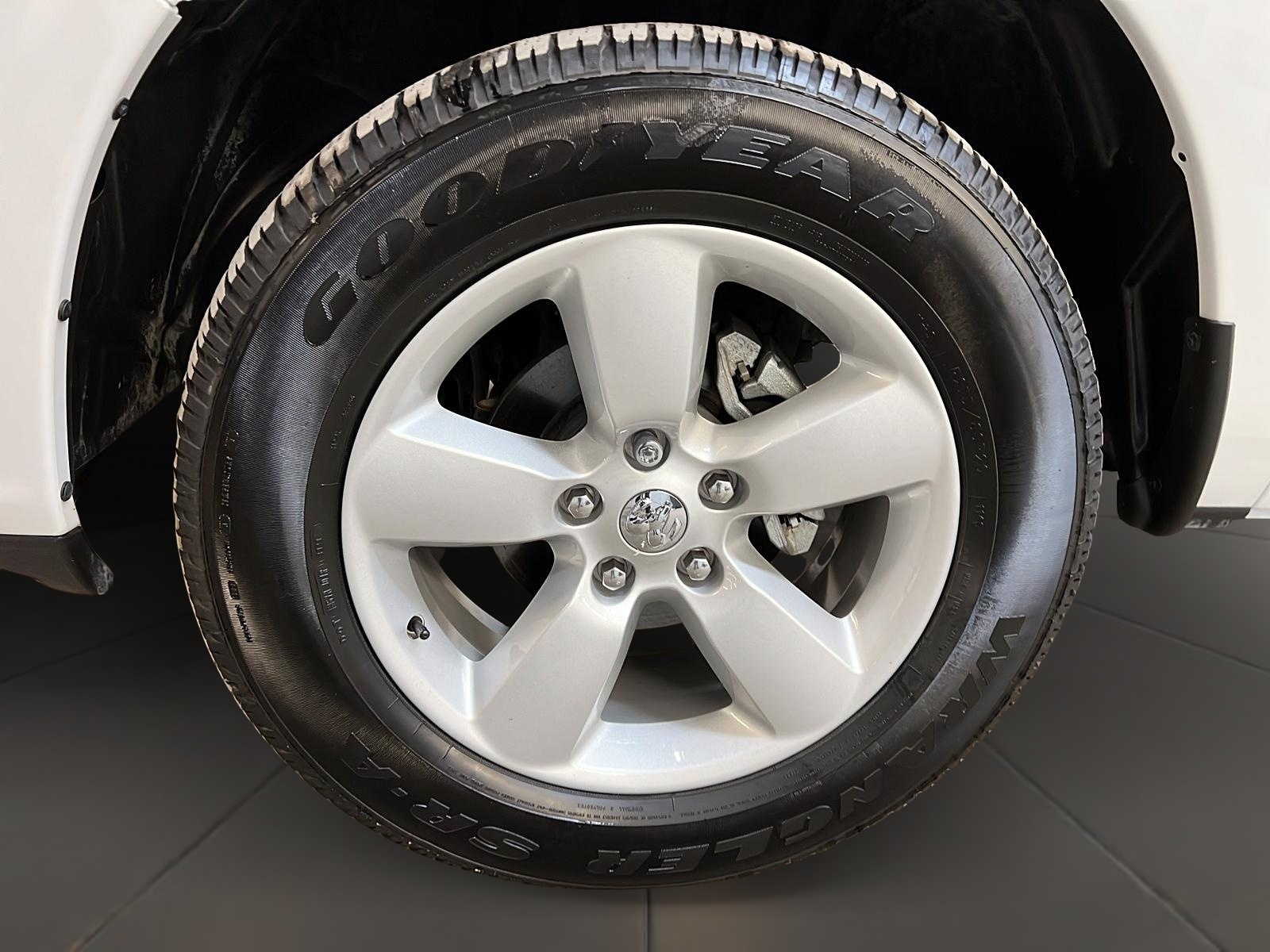 RAM 1500 Classic EXPRESS CREW CAB 4X4 2023 - image #26