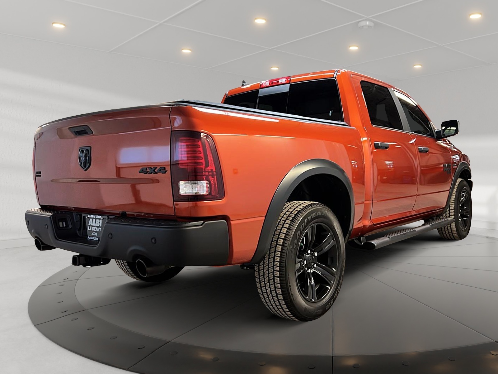 RAM 1500 Classic WARLOCK CREW CAB NAV 4X4 2023 - image #4