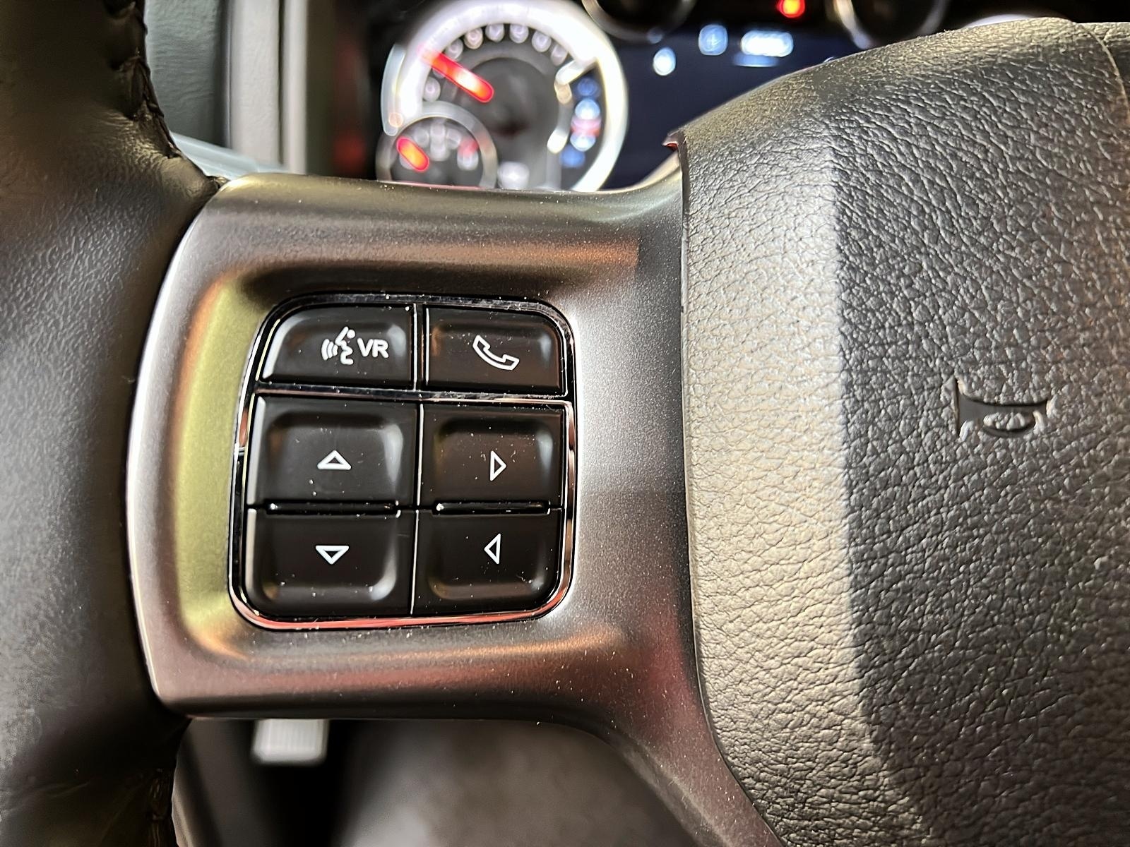 RAM 1500 Classic WARLOCK CREW CAB NAV 4X4 2023 - image #19