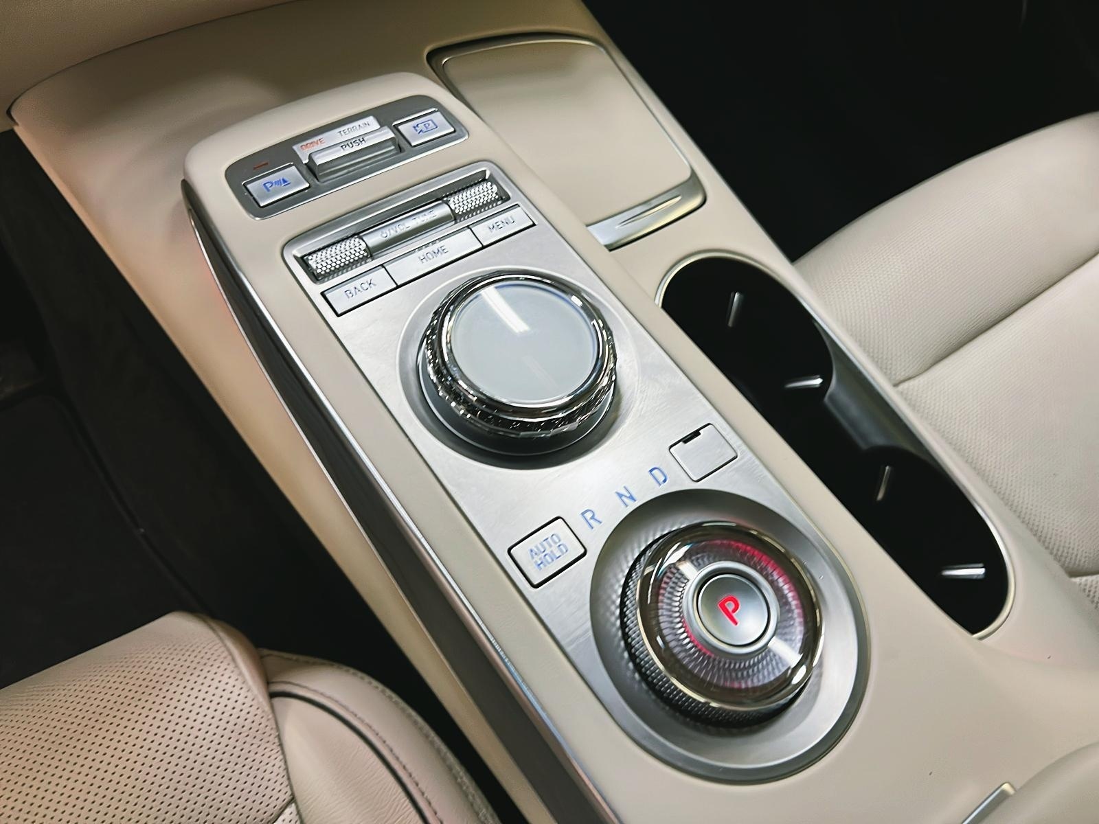 Genesis GV70 ADVANCED PLUS 2.5T CUIR TOIT PANO NAV 4RM 2025 - image #16