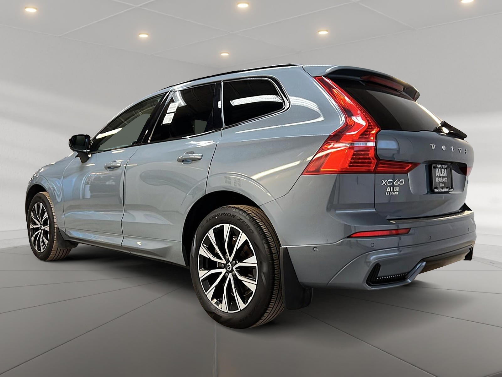 Volvo XC60 B6 PLUS DARK CUIR TOIT PANO NAV 4RM 2023 - image #6